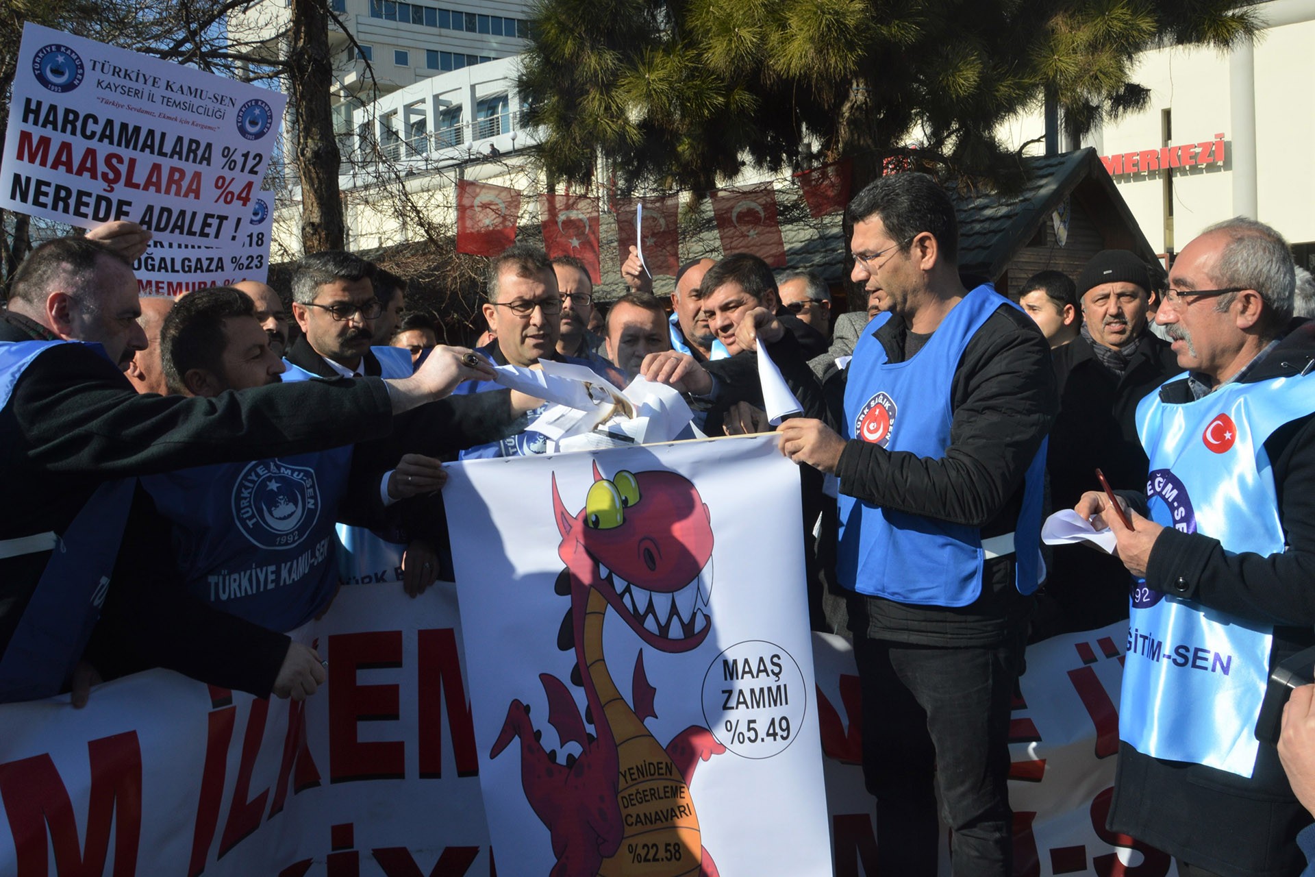 Kayseri'de Kamu Sen üyeleri bordro yakıyor