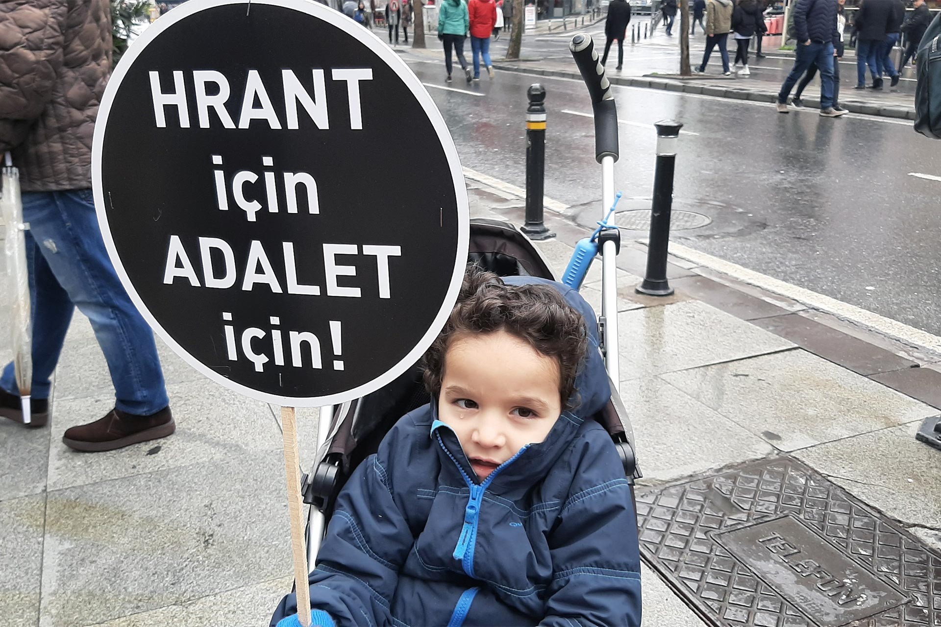 'Hrant için Adalet İçin' yazılı döviz ve dövizi tutan küçük yaşta bir çocuk