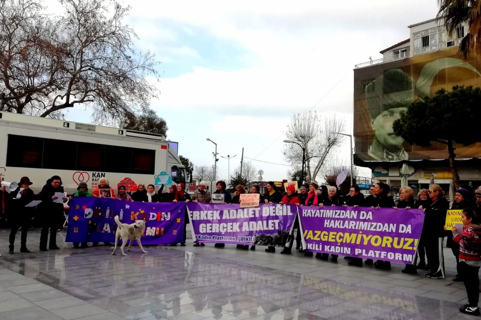 Dikili'de kadınlar Leyla'nın şiddete maruz bırakılmasını protesto etti