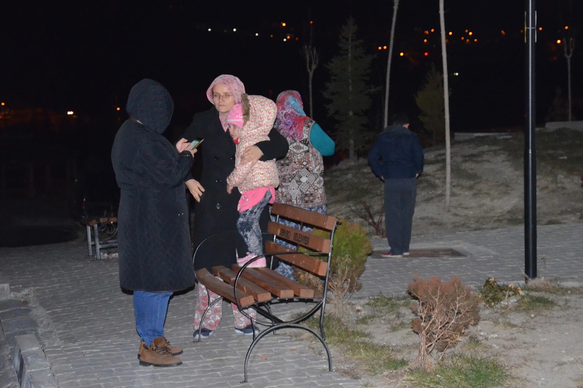 Manisa Akhisar merkezli gerçekleşen 5.4 büyüklüğündeki deprem ve sonrasındaki artçılar halkı sokağa döktü