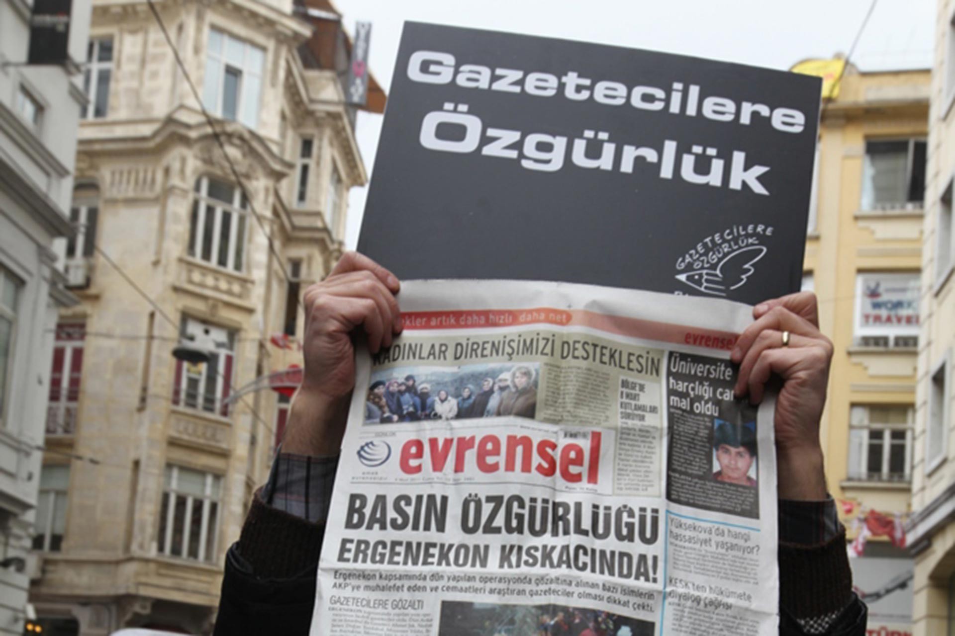 'Gazetecilere Özgürlük' eyleminde Evrensel'in 'Basın özgürlüğü Ergenekon kıskacında!' manşetli sayısını tutan bir el