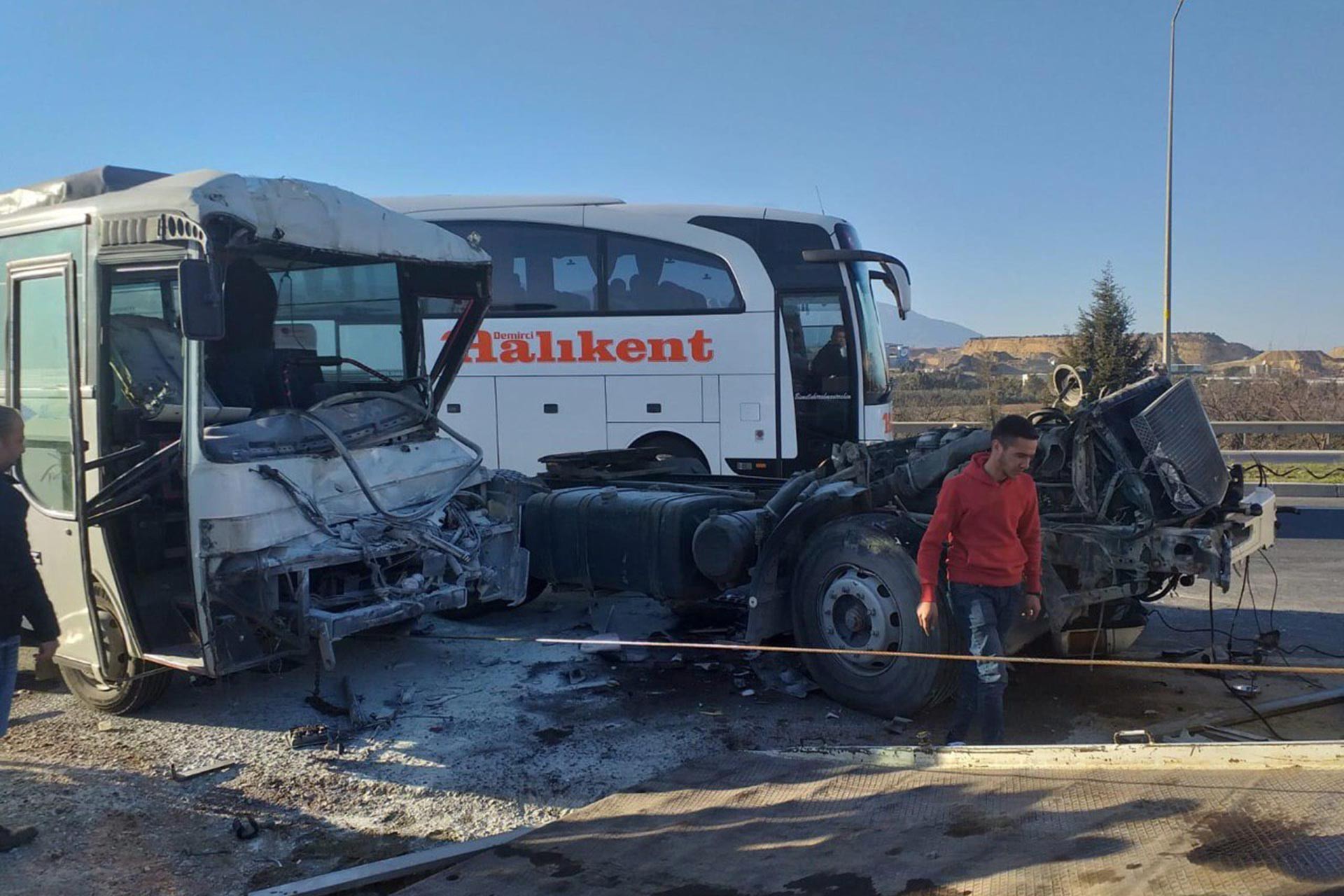 Manisa'da işçi servisi kaza yaptı, araçtaki 10 işçi yaralandı