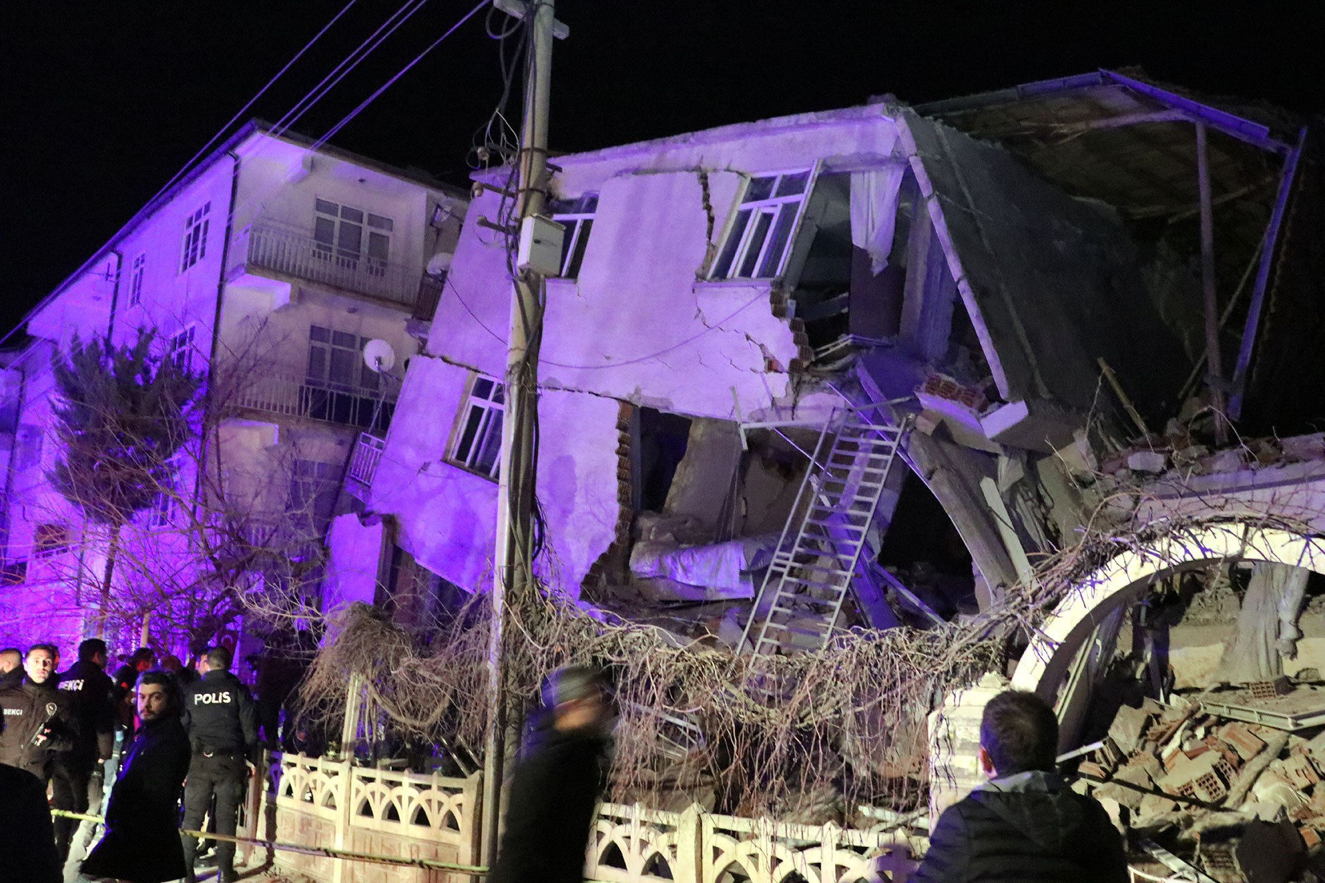 Elazığ'da depremin ardından yıkılan bina