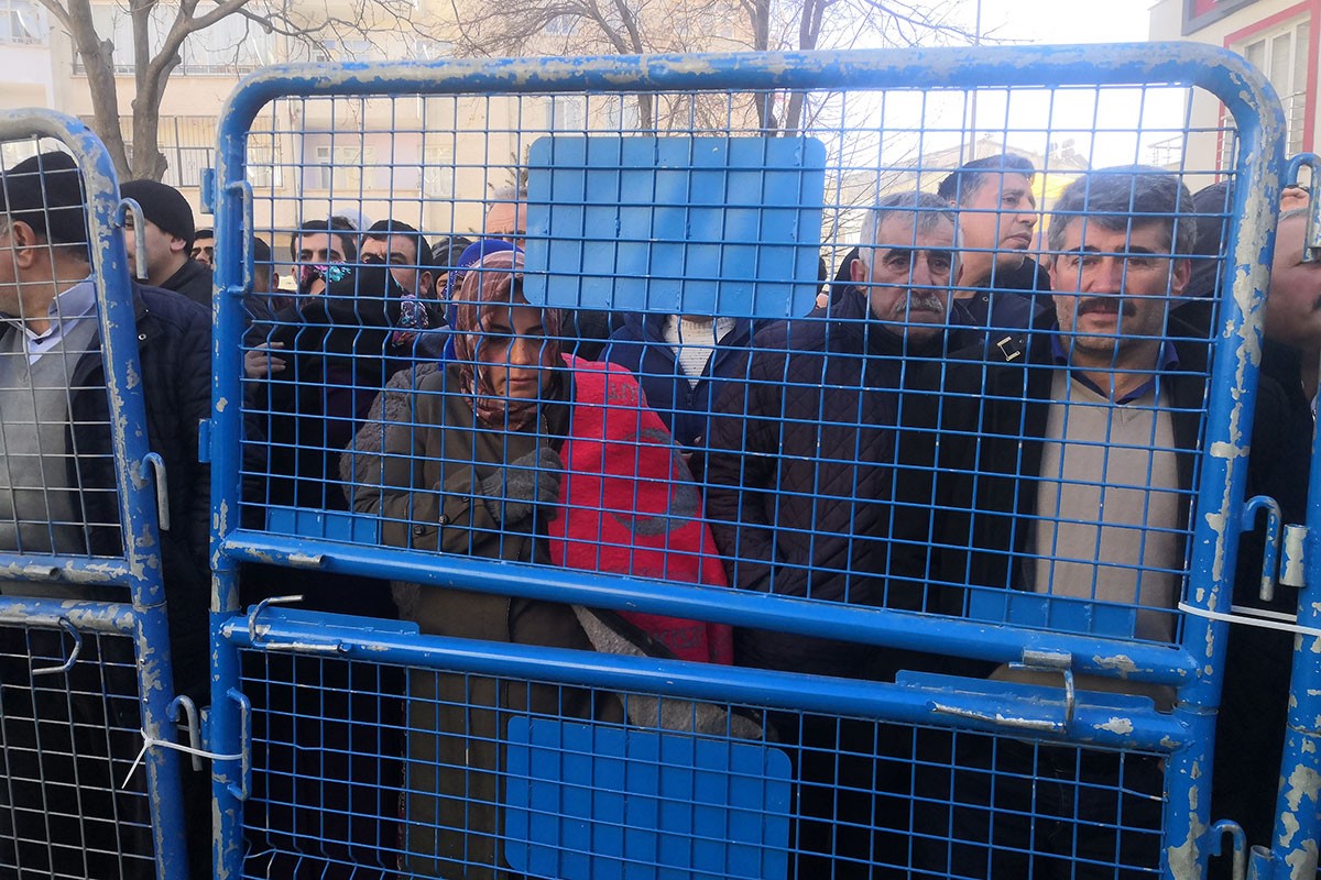 Kurtarma çalışmalarını izleyen ve yakınlarının kurtarılmasını bekleyen yurttaşlar.