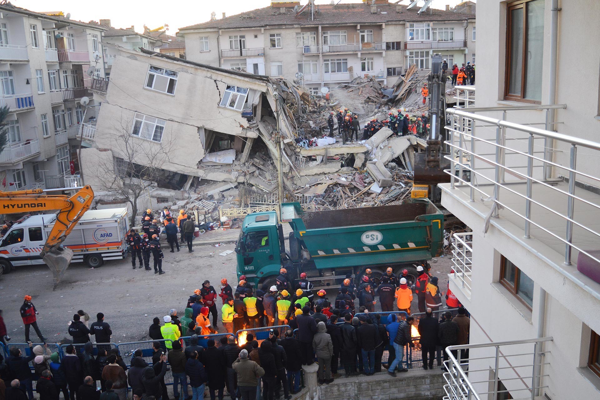 Elazığ'da 41 kişinin hayatını kaybettiği 6.8'lik depreme dair tüm gelişmeler