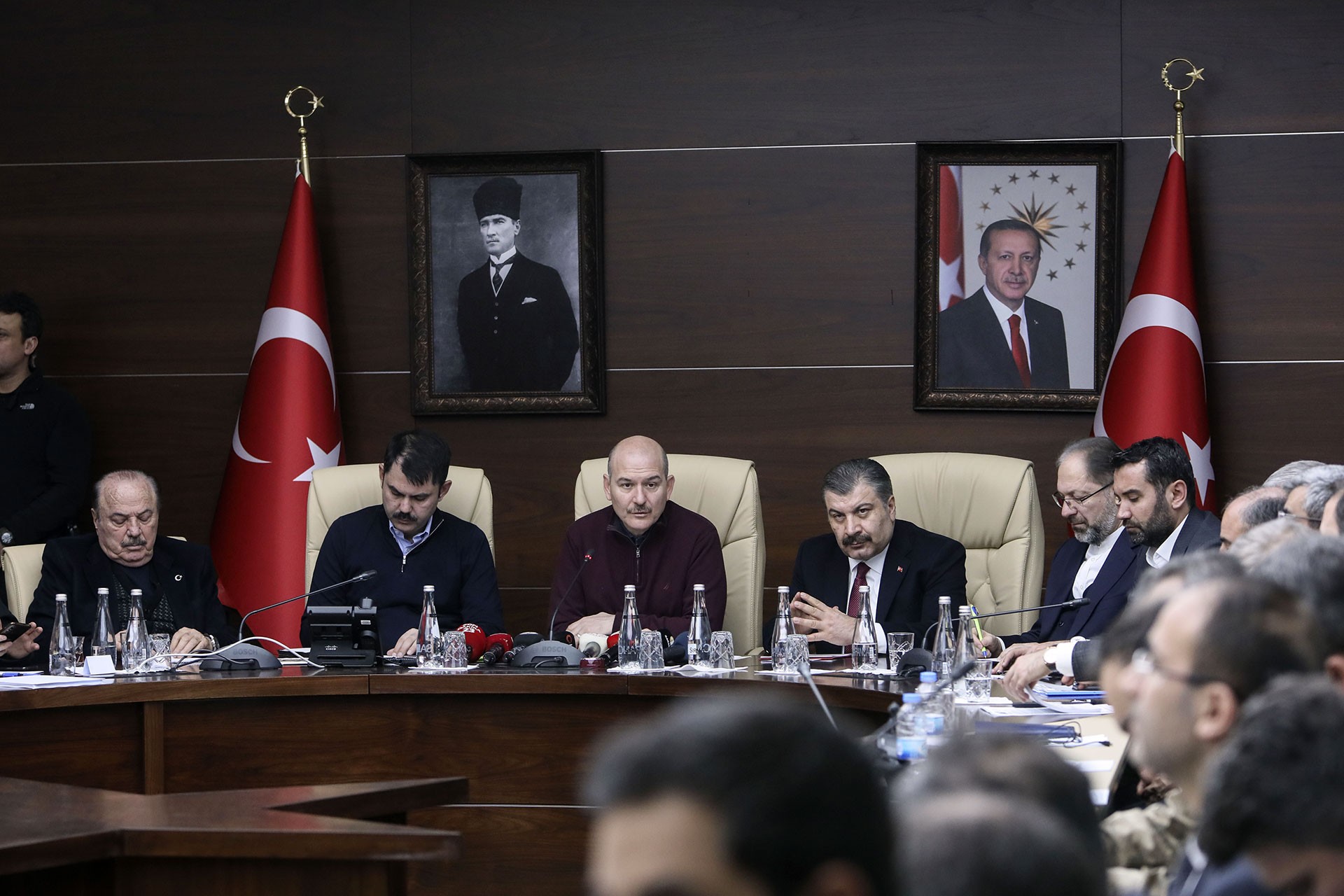 İçişleri Bakanı Süleyman Soylu (ortada), Sağlık Bakanı Fahrettin Koca (sağ 3) ve Çevre ve Şehircilik Bakanı Murat Kurum (sol 2), Elazığ Valiliğinde Değerlendirme toplantısının ardından basın açıklaması yapıyor.