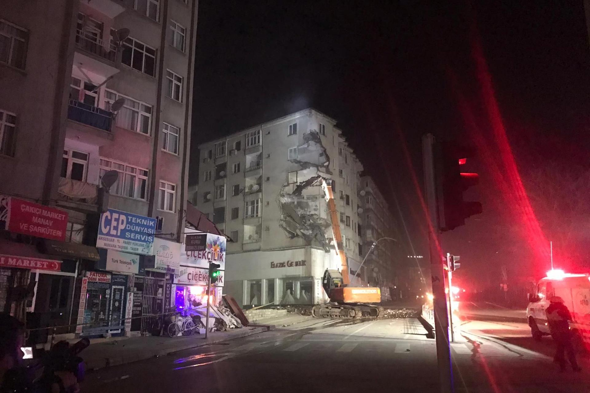 Elazığ’da hasarlı binaların yıkımı başladı