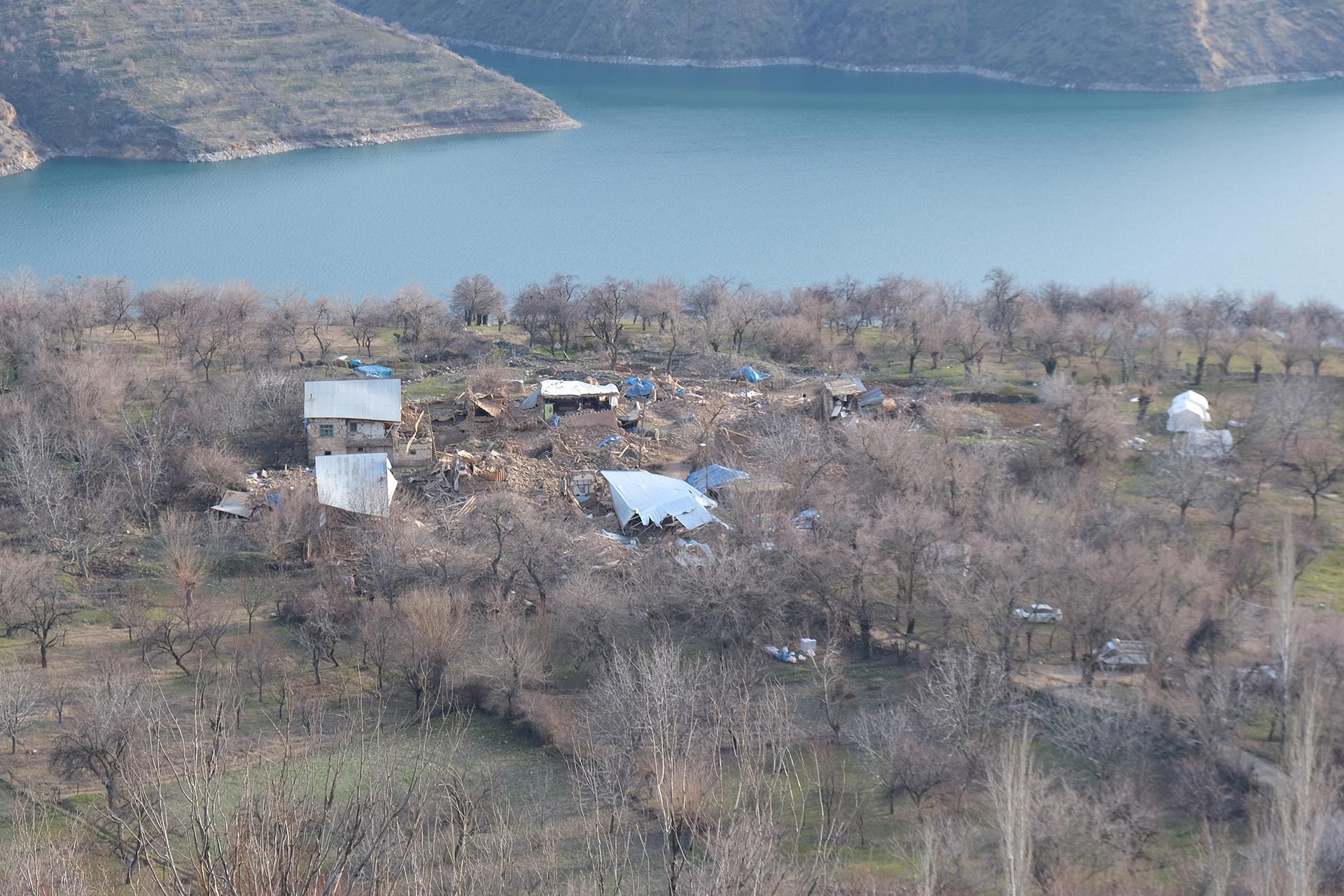 Elazığ Sivrice'de yaşanan 6.8 büyüklüğündeki depremde büyük hasar alan Çevrimtaş köyünün tepeden görünümü