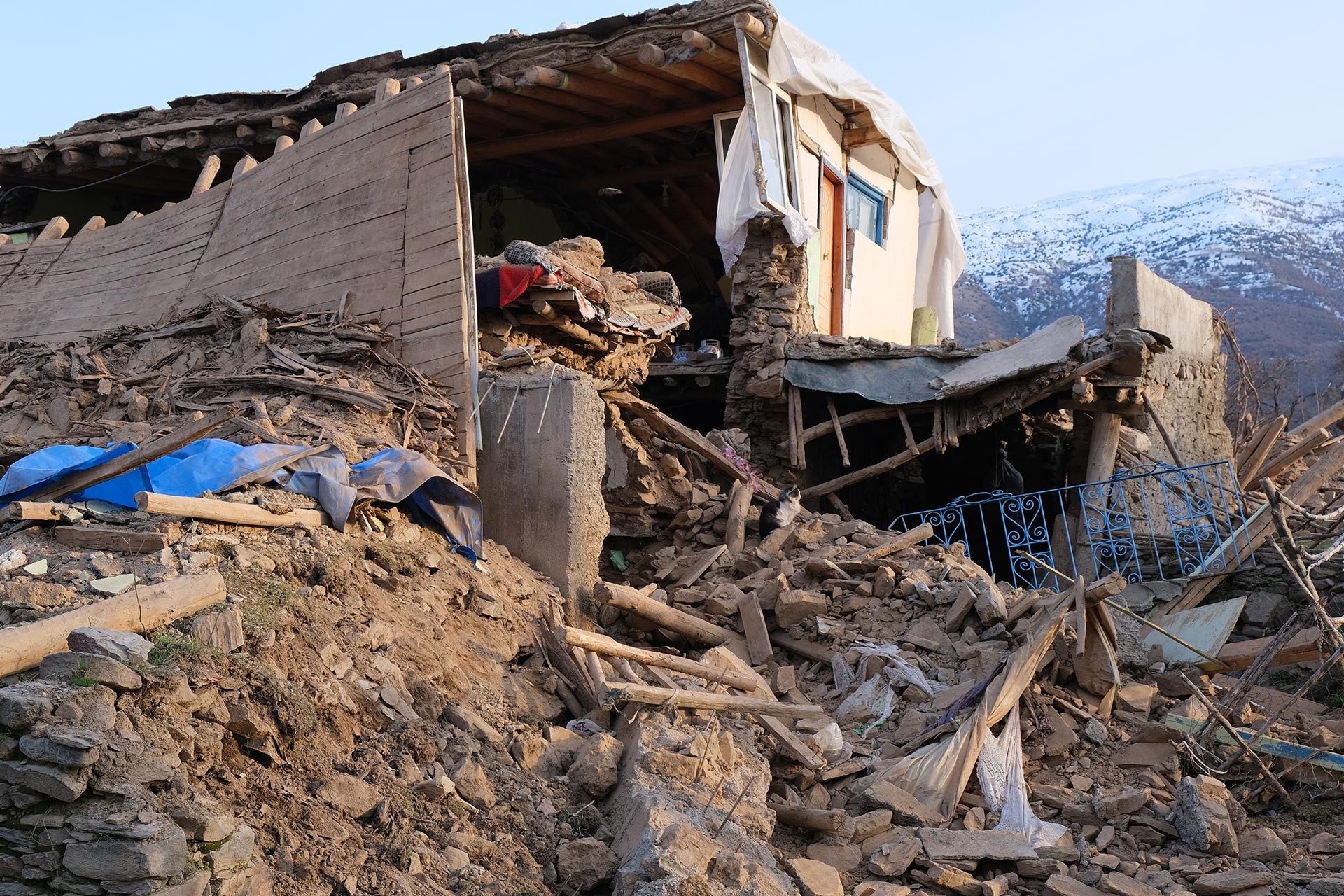 Elazığ Sivrice'de yaşanan 6.8 büyüklüğündeki depremde büyük hasar alan Çevrimtaş köyünde yıkılmış bir ev