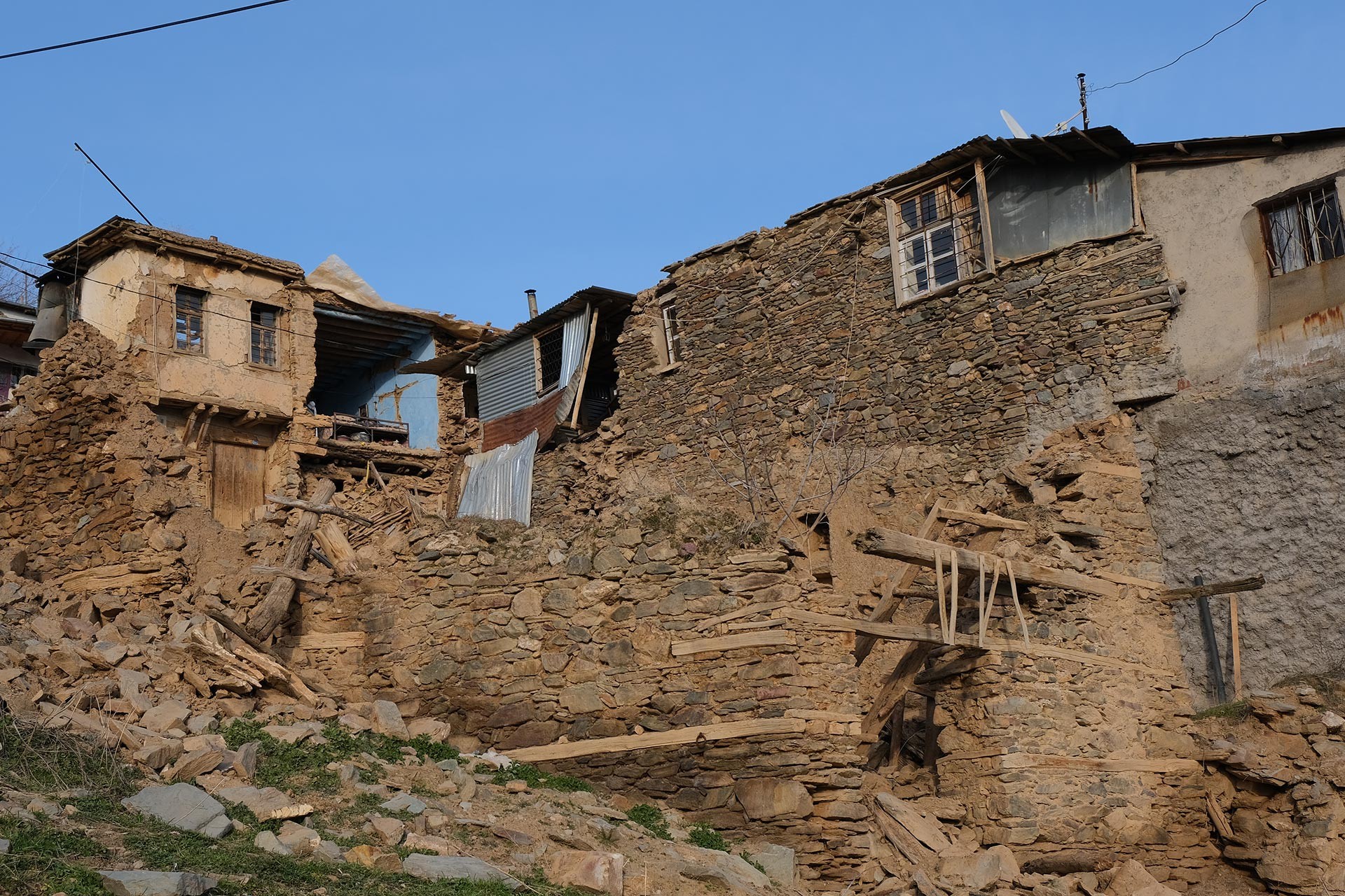 Elazığ Sivrice'de yaşanan 6.8 büyüklüğündeki depremde büyük hasar alan Çevrimtaş köyünde yıkılmış bir ev