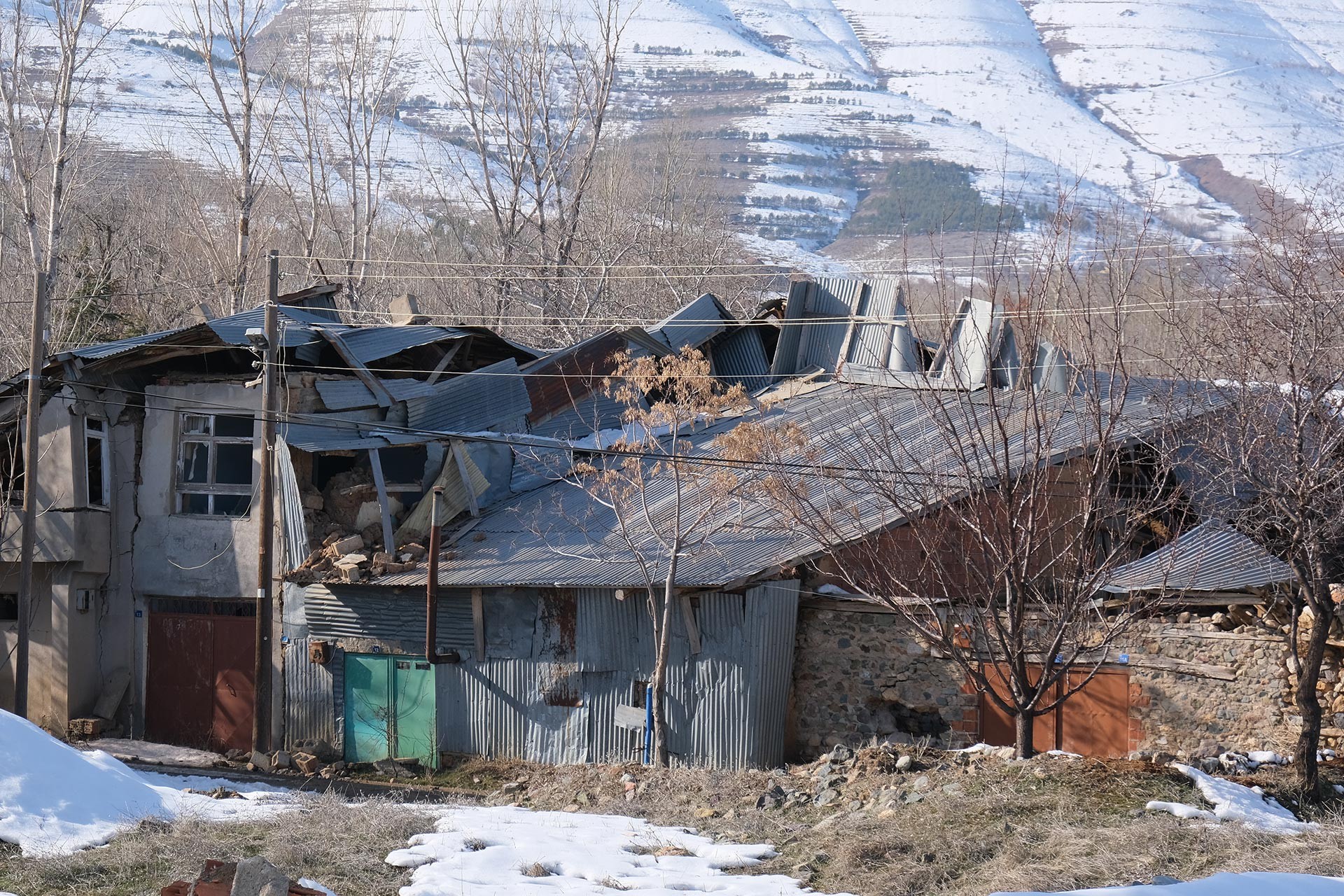 Elazığ Sivrice'de yaşanan 6.8 büyüklüğündeki depremde hasar alan Kürk köyündeki hasarlı bir ev