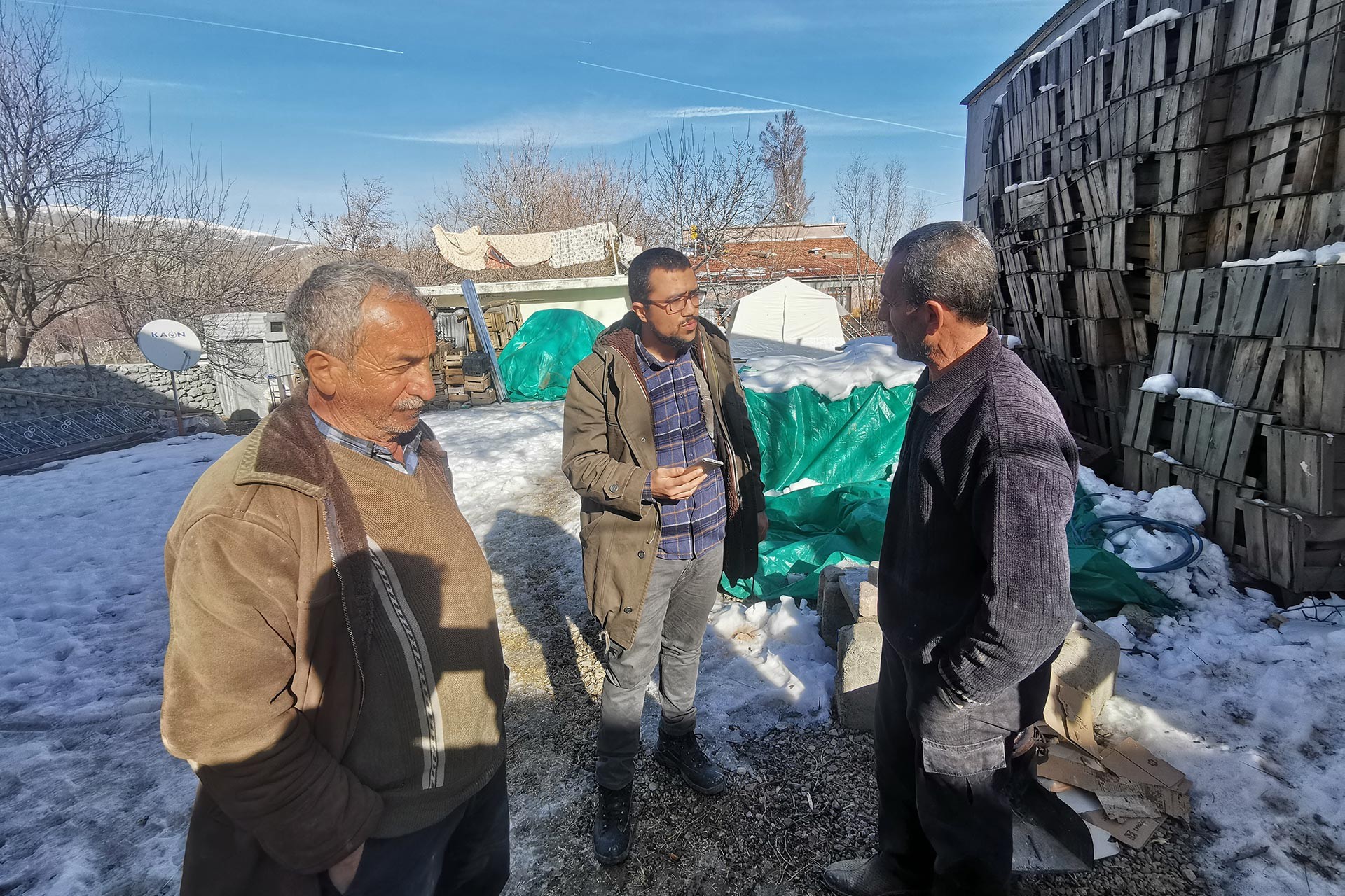 Elazığ Sivrice'de yaşanan 6.8 büyüklüğündeki depremde hasar alan Kürk köyünde yurttaşlar Evrensel Muhabiri Mesut Baylav'la görüşürken