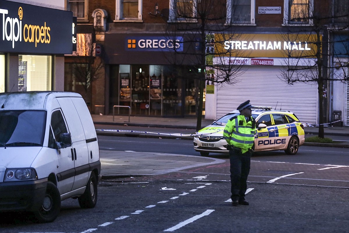 Londra'da polis, bir saldırganı vurarak öldürdü