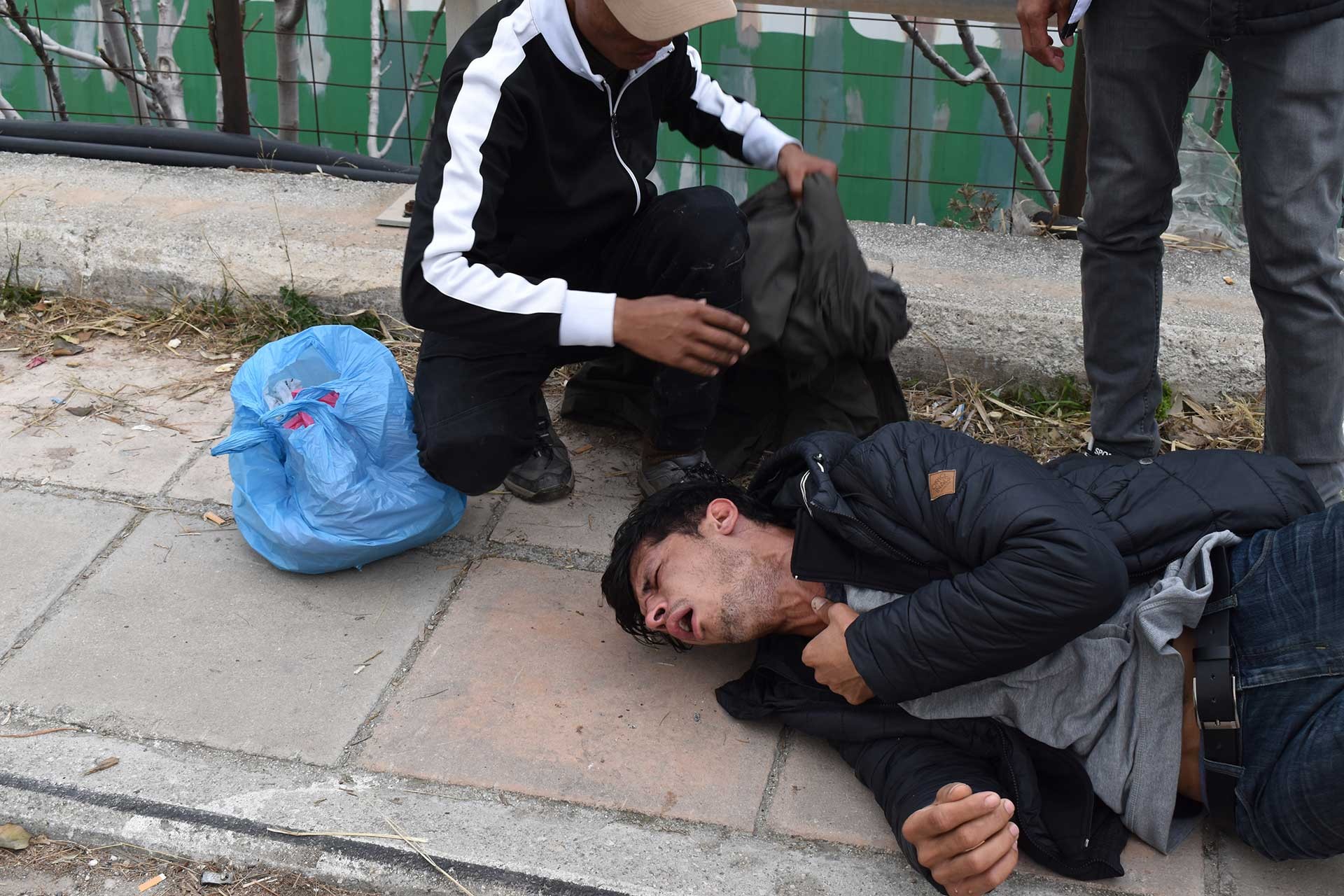 Midilli'de polisin attığı gaz bombasından etkilenen mülteciler