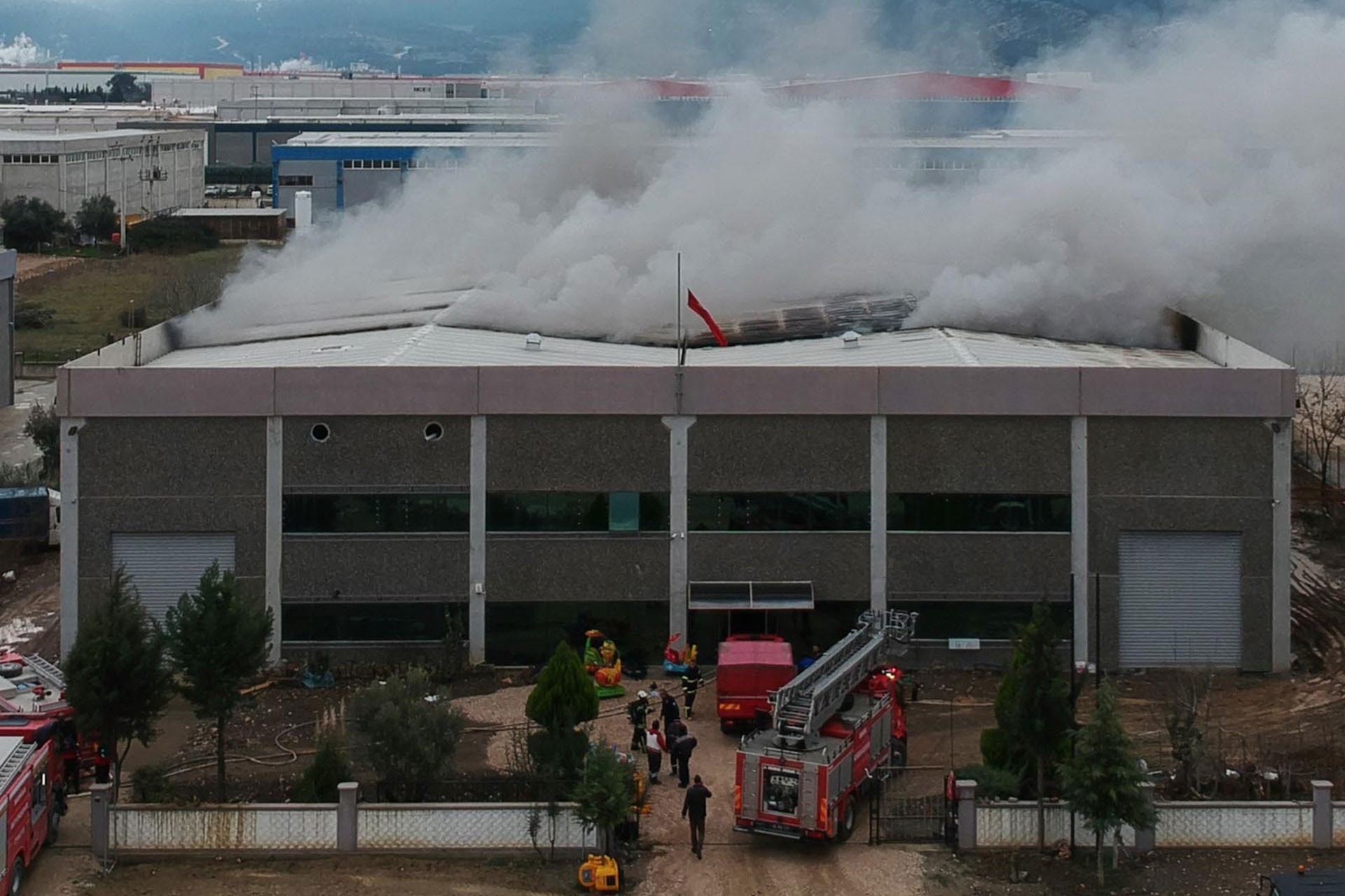 Manisa'da plastik fabrikasında yangın: 1 işçi hastaneye kaldırıldı