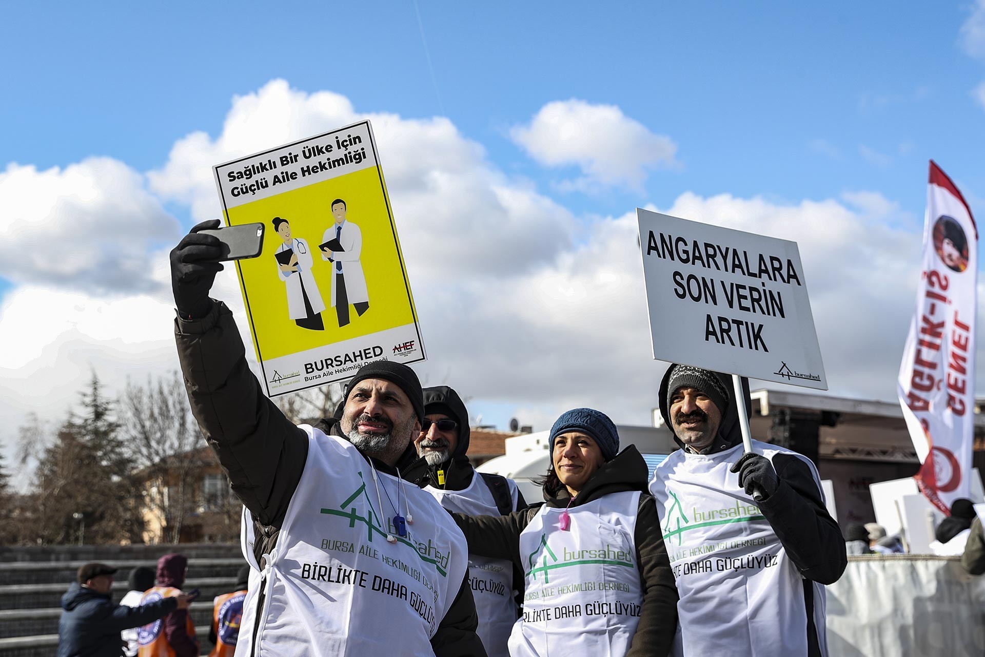 Aile hekimleri ve diğer sağlık çalışanları, Ankara'da düzenledikleri mitingle kendilerine yönelik şiddetin sona ermesi ve çalışma şartlarının düzenlenmesini talep etti.