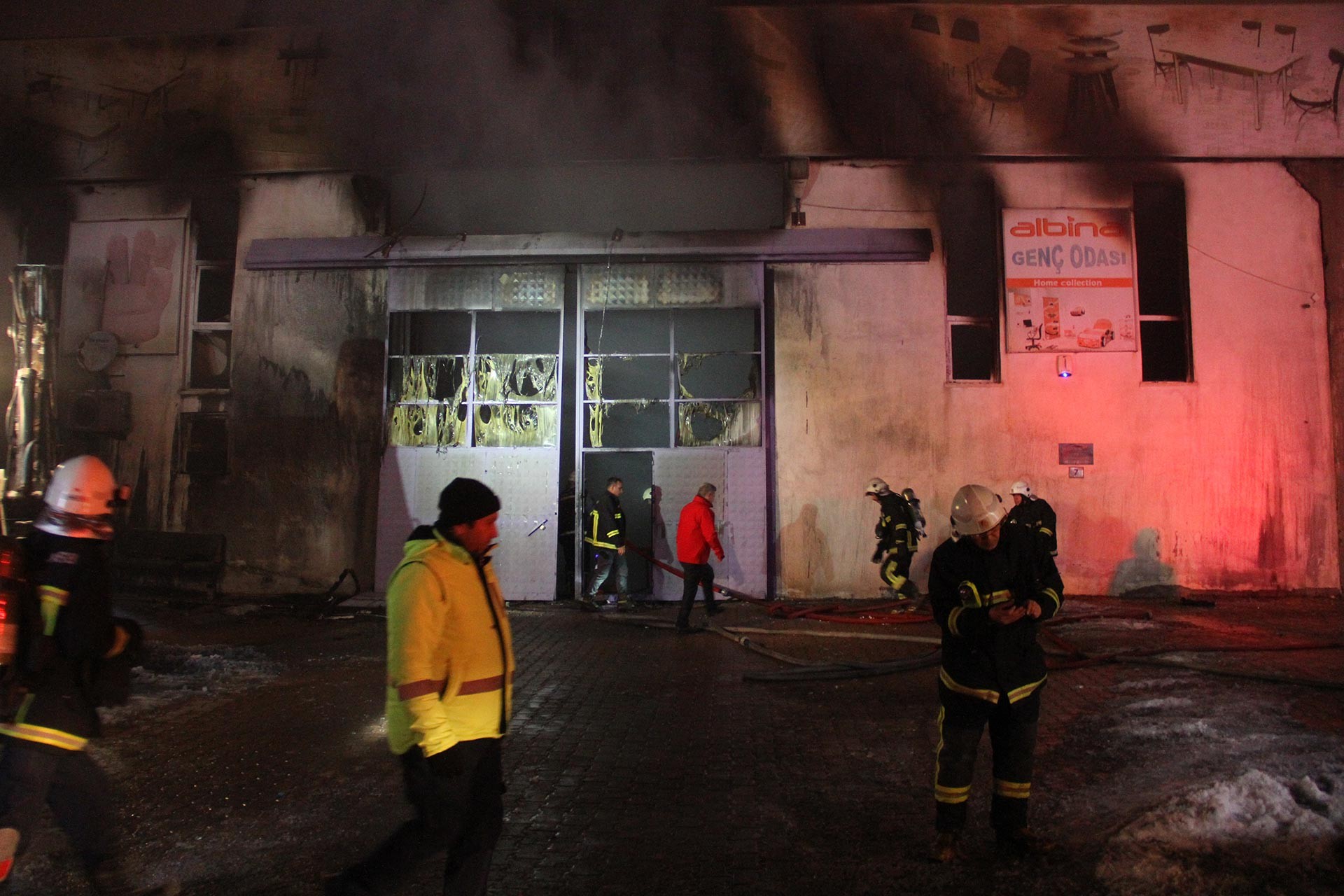 Kayseri'de bir mobilya fabrikasında çıkan yangın, itfaiye ekiplerinin müdahalesiyle söndürüldü. 