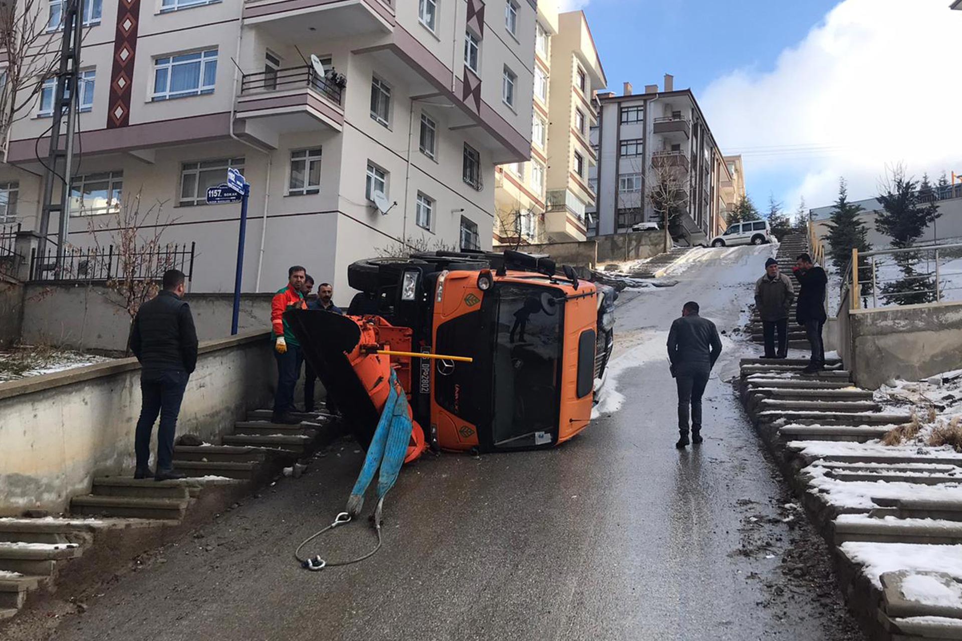 Ankara'da kar temizleme ve tuzlama kamyonu devrildi, 1 kişi yaralandı