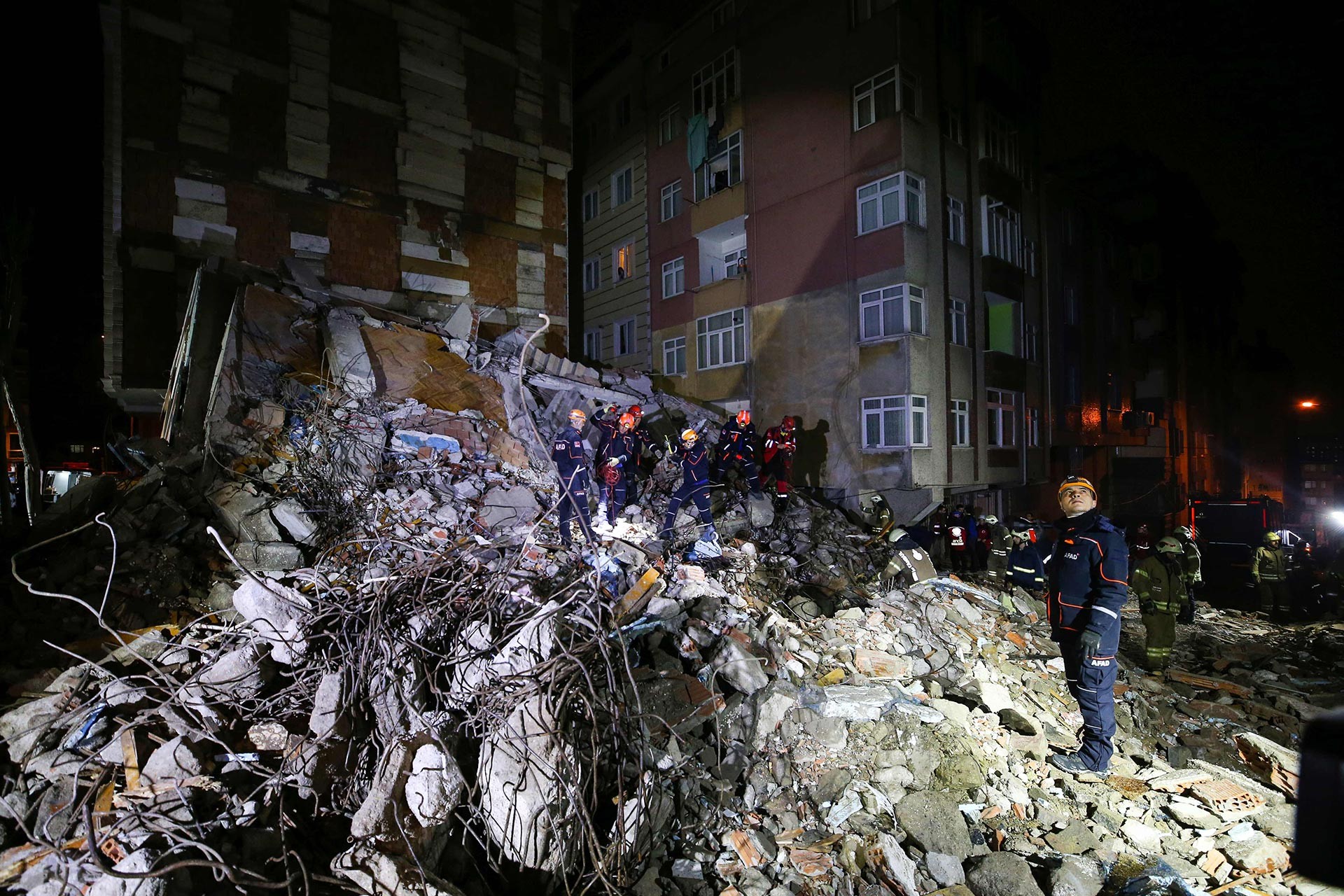 Bahçelievler'de çökn boş binanın enkazında ekipler arama çalışmalarını sürdürürken.