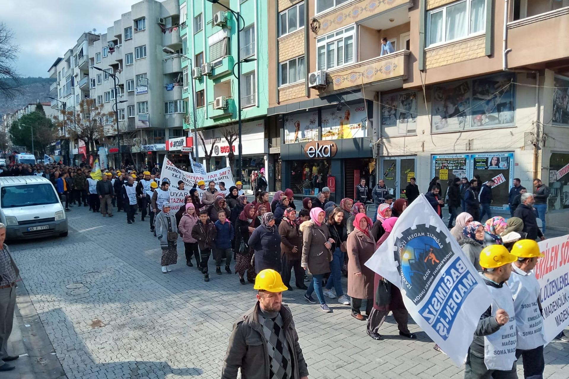 Tazminatlarını isteyen Somalı maden işçilerinden eylem: Tek kuruşumuzu bırakmayacağız