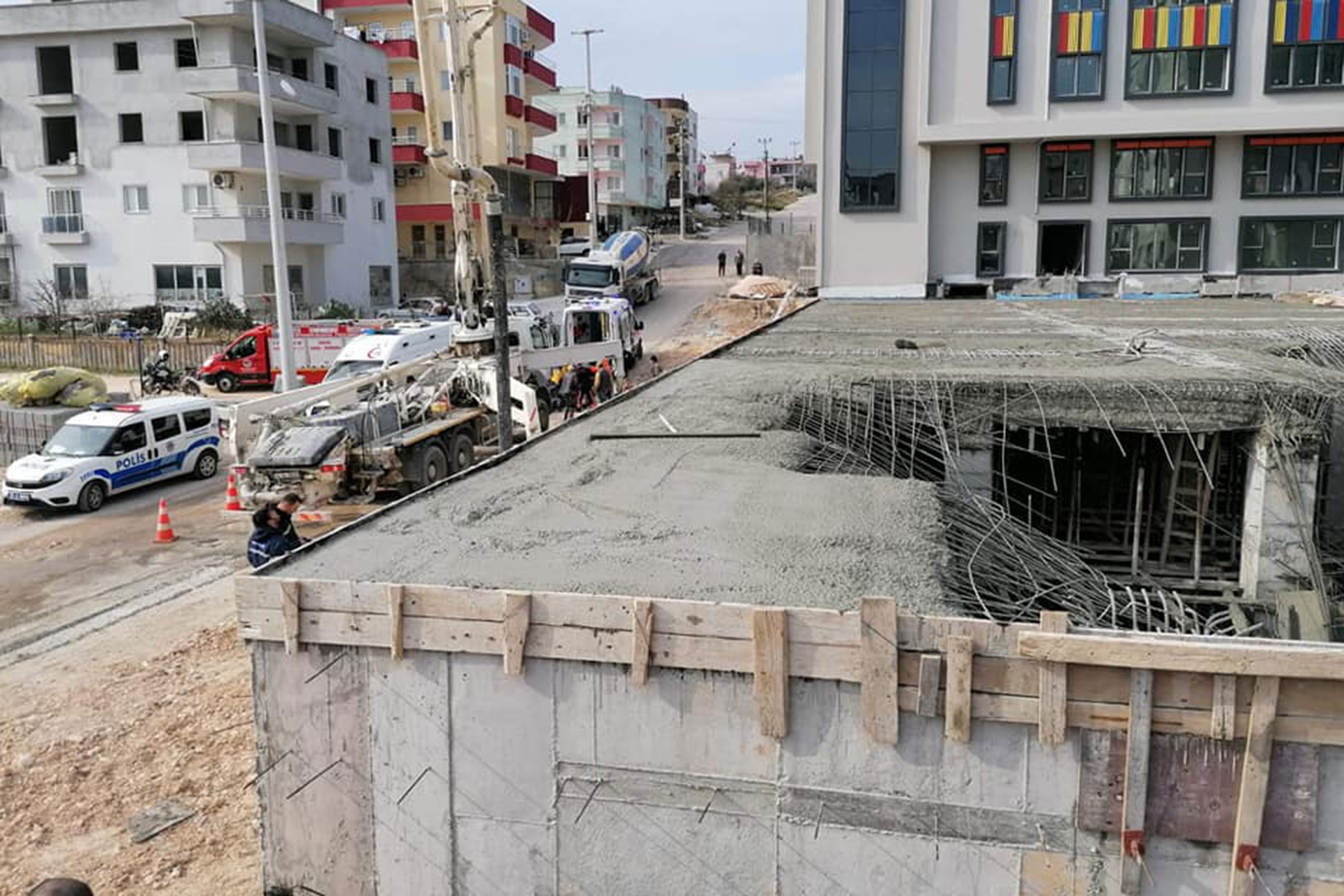 Mersin'de inşaatta beton kalıbı çöktü: 3 işçi yaralı