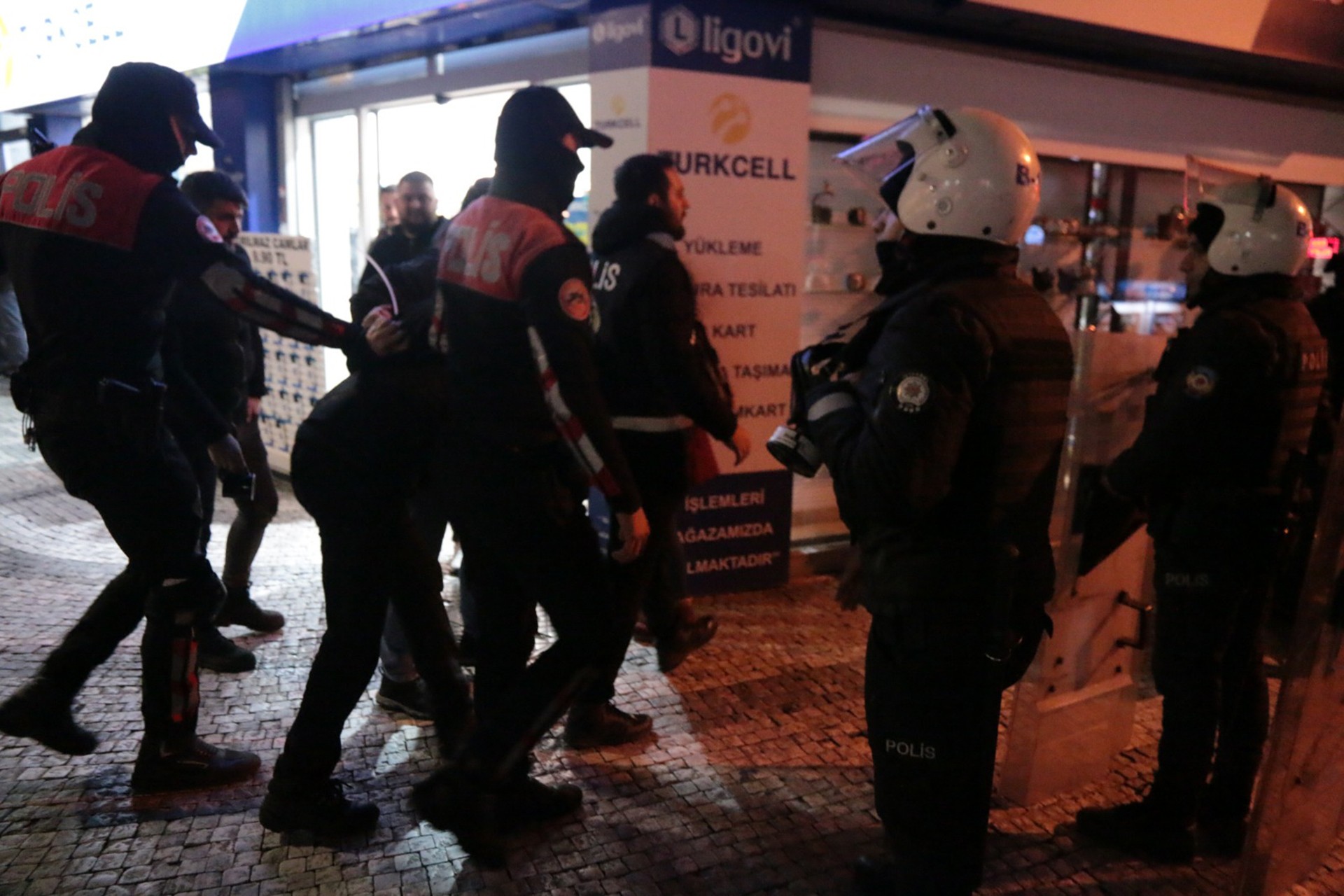 Kadıköy'de intiharlara ilişkin açıklama yapmak isteyen 9 öğrenci gözaltına alındı