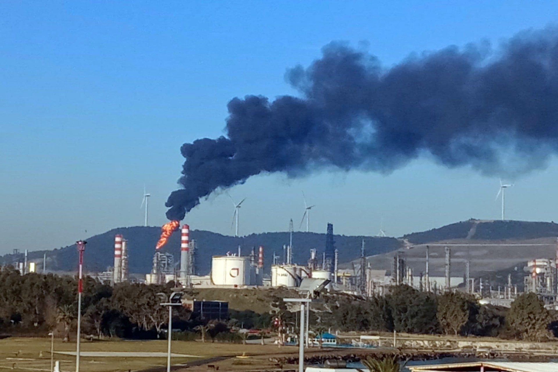 İzmir Aliağa'da bir yandan SOCAR bir yandan Tüpraş havayı kirletiyor.