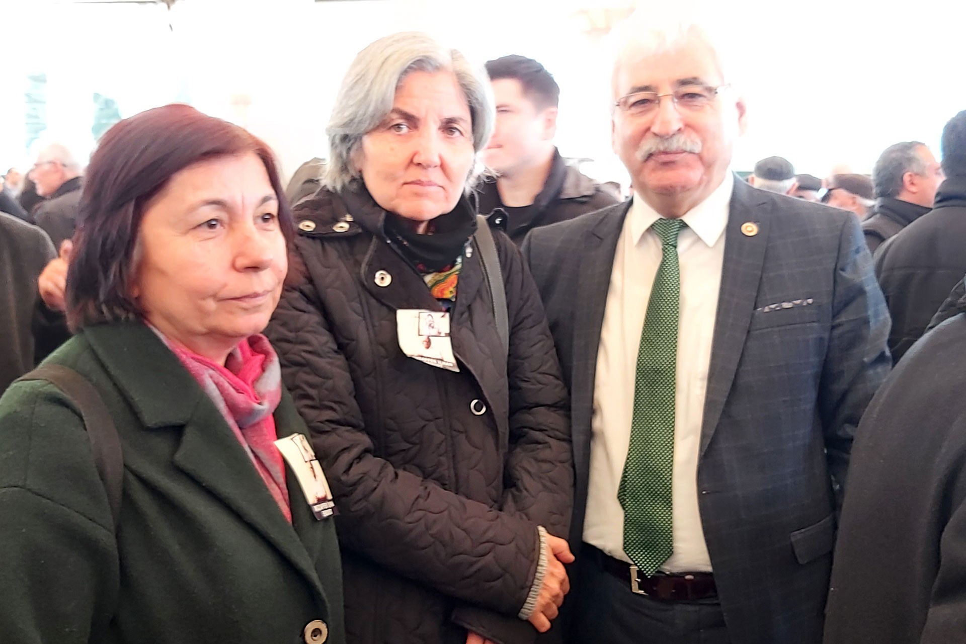 EMEP Genel Başkan Yardımcısı Şükran Doğan (solda), EMEP Genel Başkanı Selma Gürkan (ortada) ve CHP Balıkesir Milletvekili Mehmet Tüm