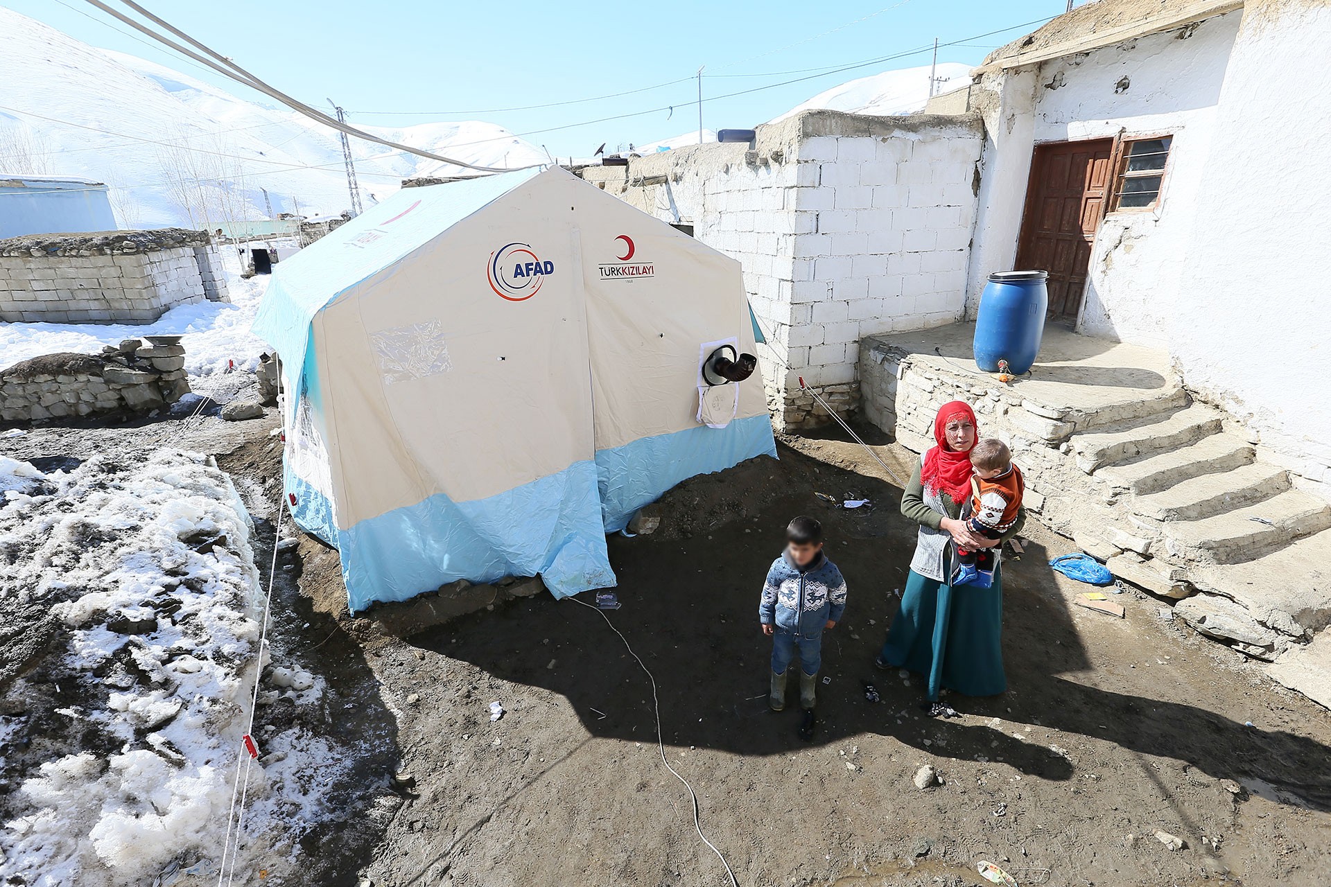 Depremin vurduğu Van'da halk diken üstünde: Önlem için ölmemiz mi gerekiyor?