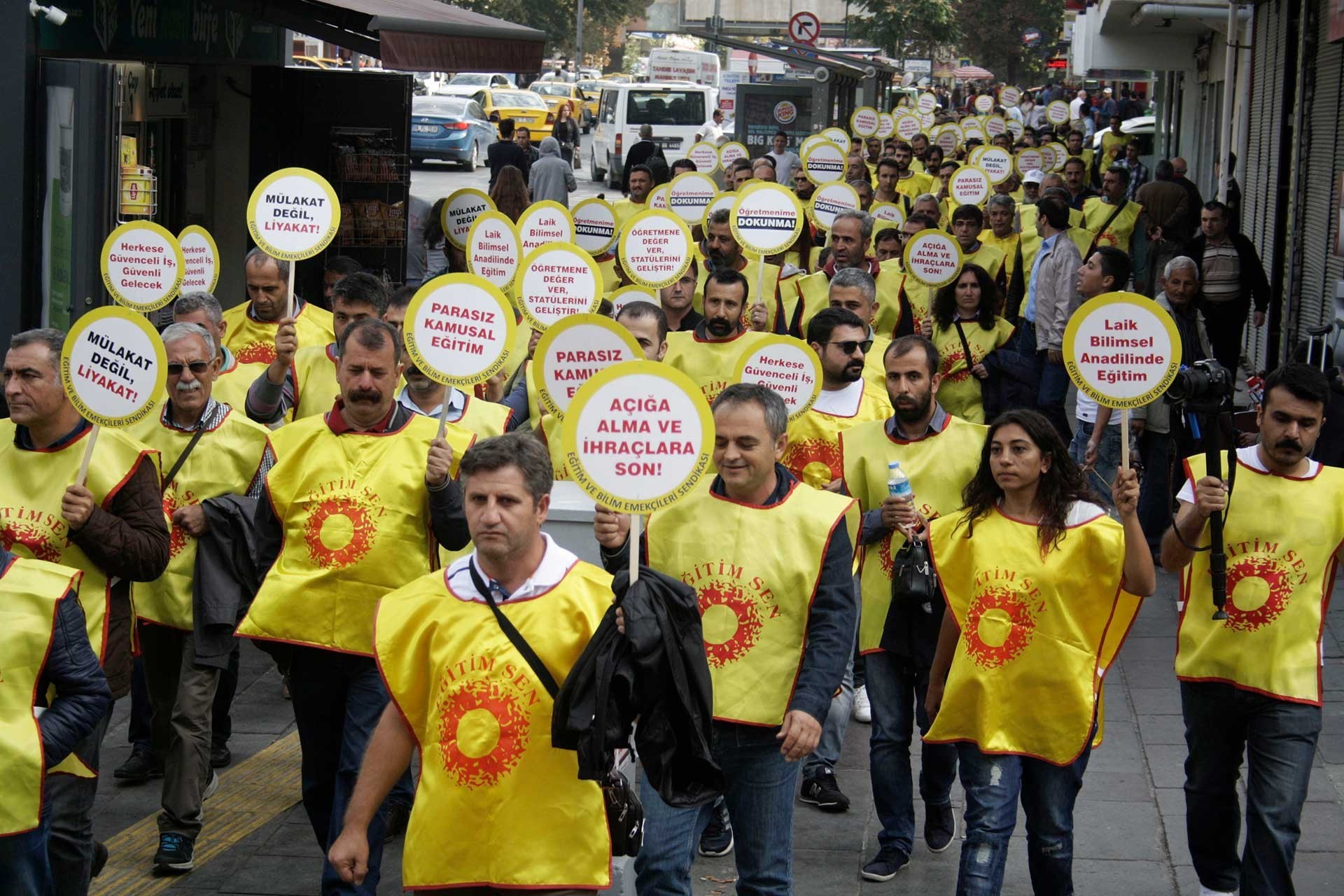 AYM, mitinge katılan öğretmenlere verilen para cezasının hak ihlali olduğuna hükmetti