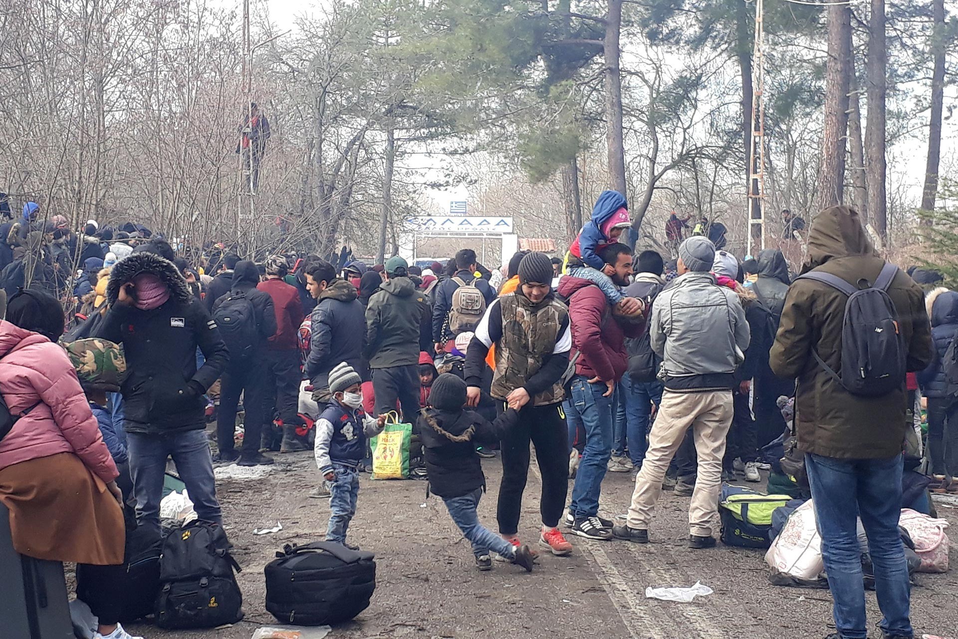 Sınır kapısında bekleyen mülteciler: Jandarma git diyor, Yunan polisi gaza boğuyor