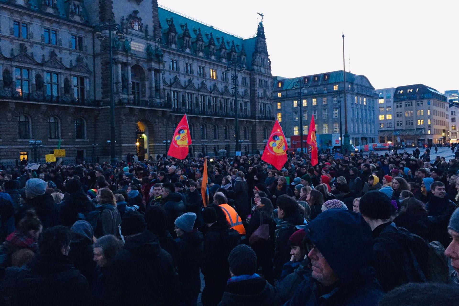 Almanya'nın Hamburg kentinde düzenlenen mültecilerle dayanışma mitinginden bir fotoğraf.