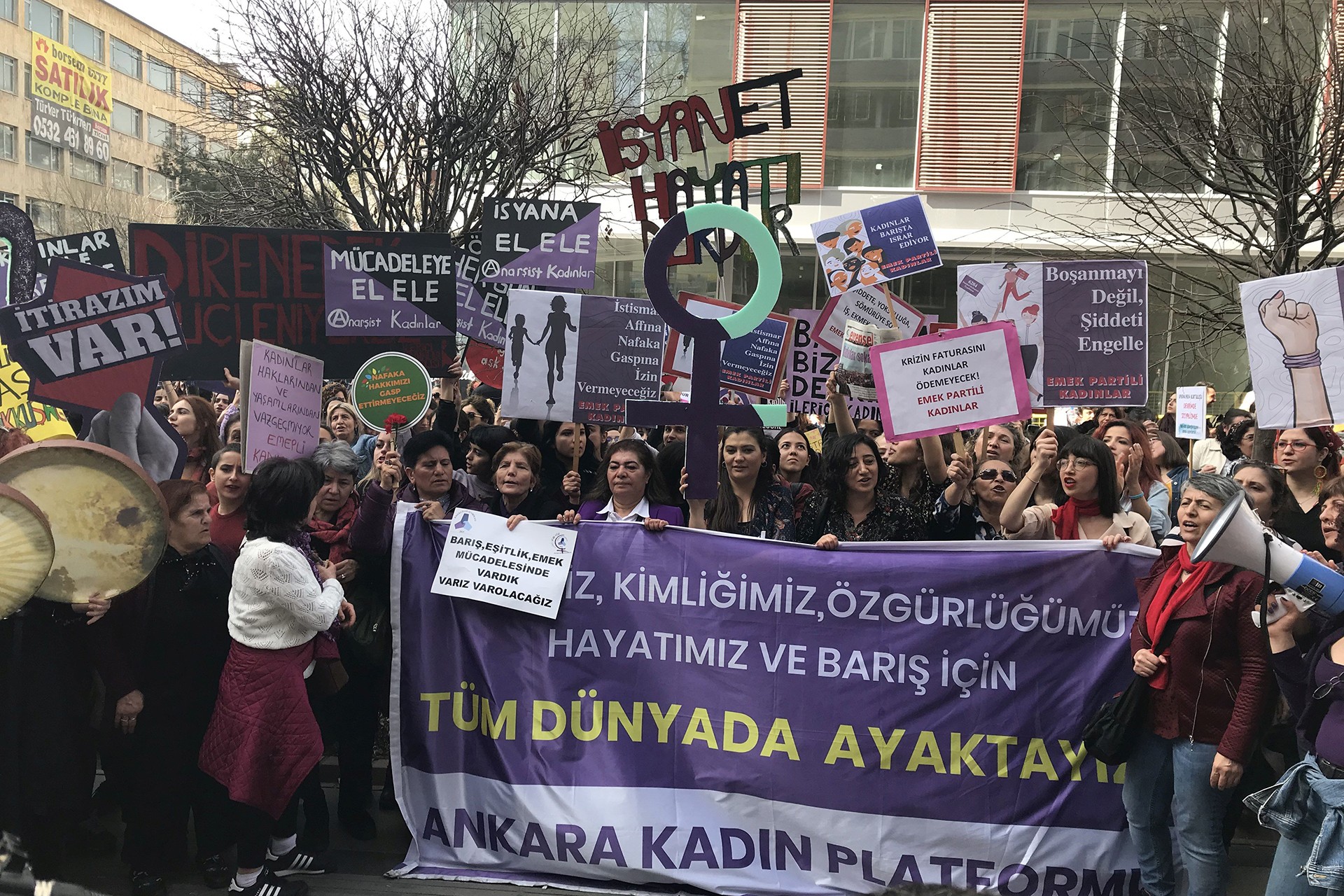 Ankara'da kadınlar talepleri ile alanda