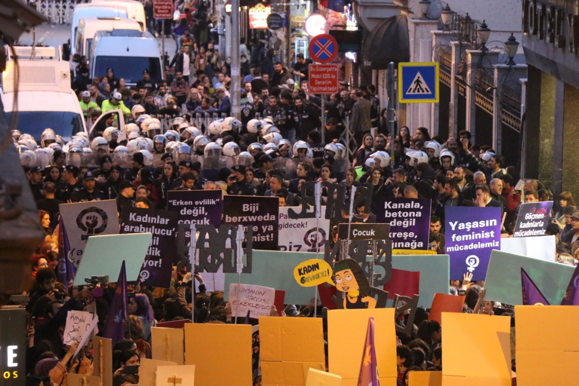 8 Mart Feminist Gece Yürüyüşü: Kadınlar yasağa rağmen yürüdü