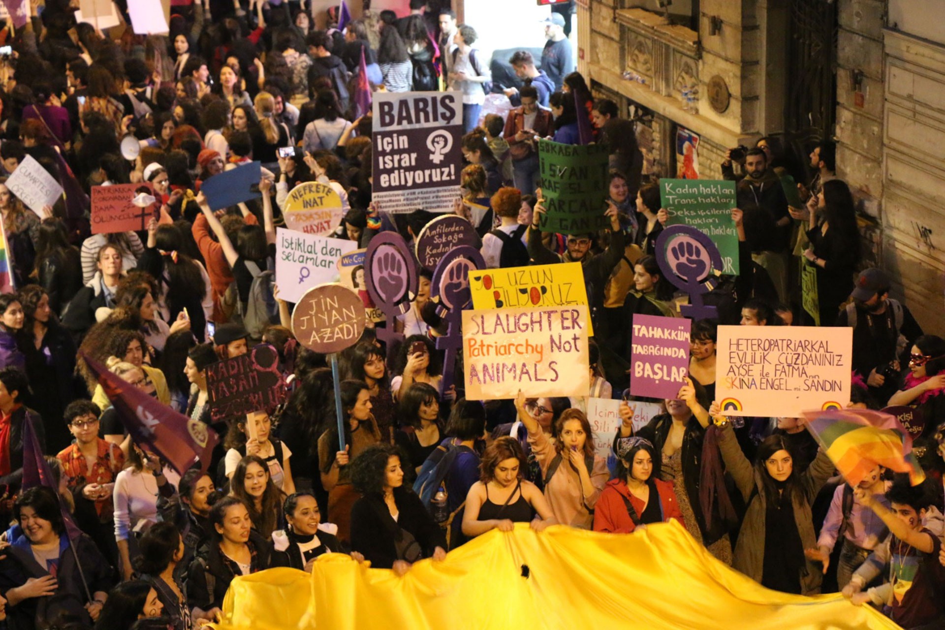 Feminist Gece Yürüyüşü için bir araya gelen kadınlar