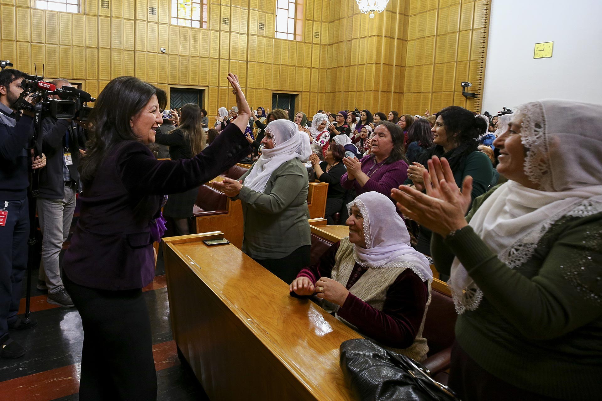 HDP Eş Genel Başkanı Pervin Buldan partisinin kadın grubu toplantısında konuşurken.