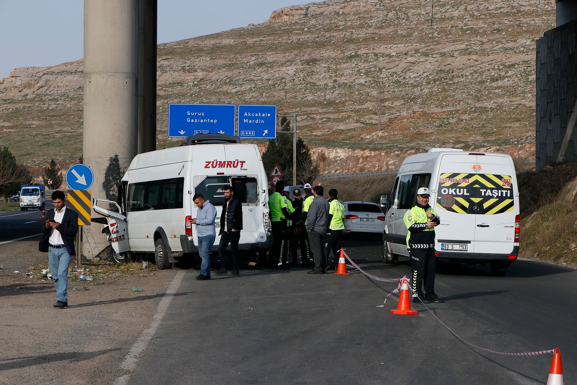 Urfa'da işçileri taşıyan servis araçları çarpıştı: 18 yaralı