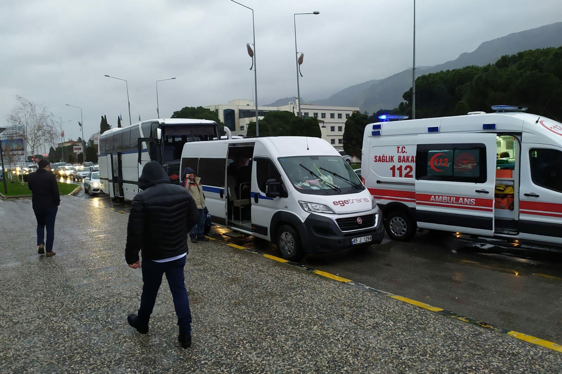 Manisa'da işçi servisi kaza yaptı: 8 yaralı