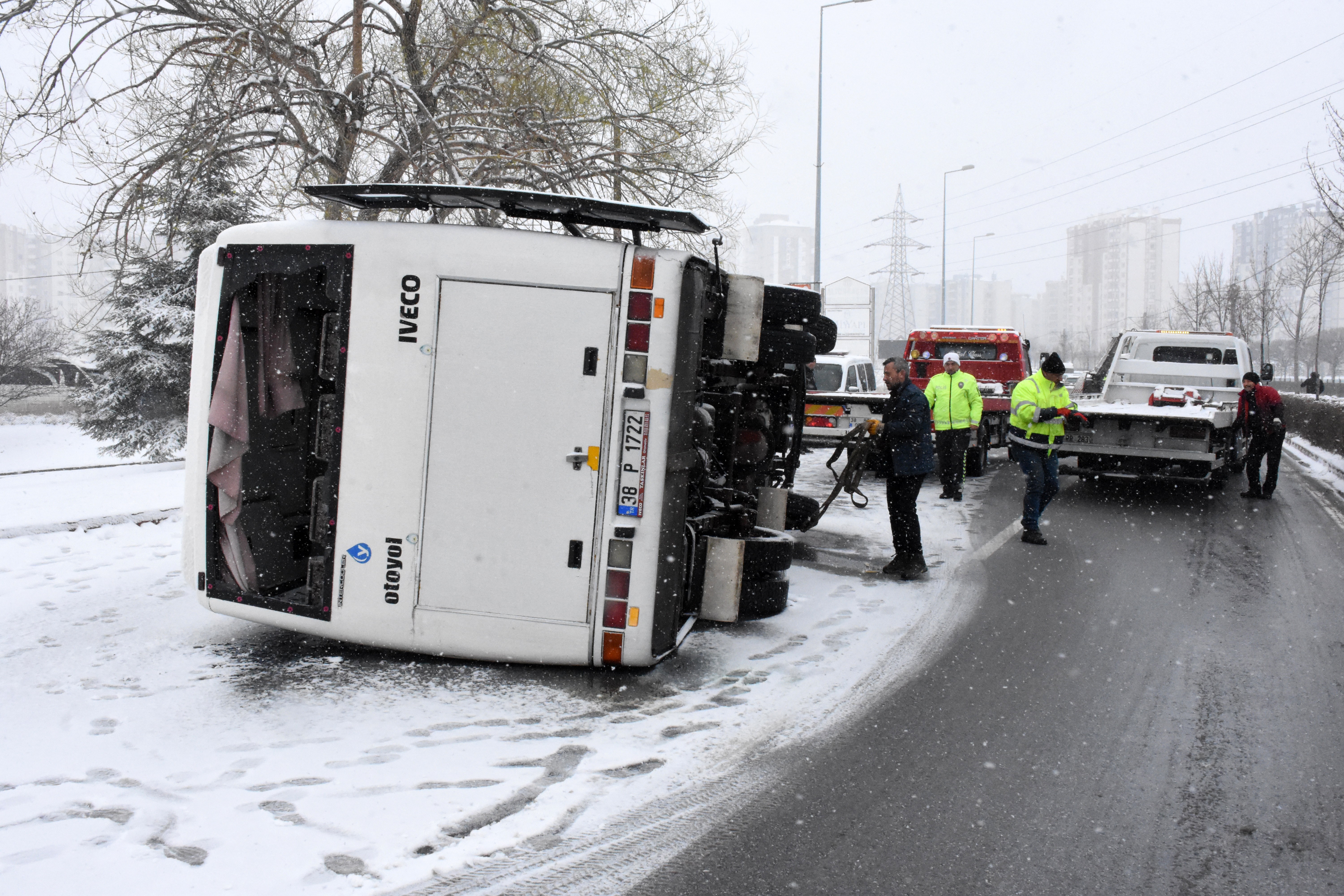 Kayseri'de işçi servisi devrildi: 21 işçi yaralandı