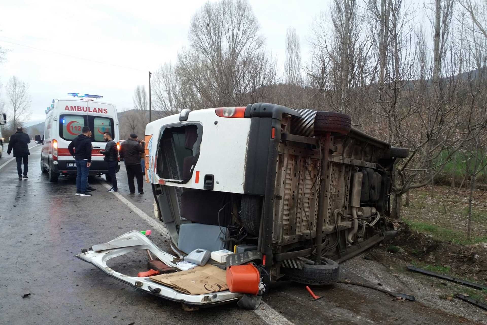 Sakarya ve Tokat'ta işçi servisleri devrildi: 1 işçi yaşamını yitirdi, yaralılar var