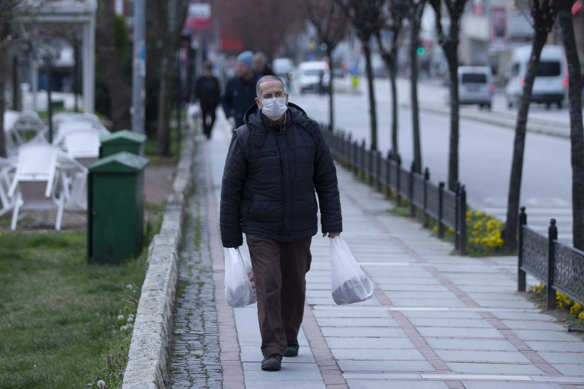 Edirne'de koronavirüs (Kovid-19) salgını dolayısıyla alınan tedbirlerin ardından şehir merkezinde yüzünde maske ile yürüyen bir yurttaş.