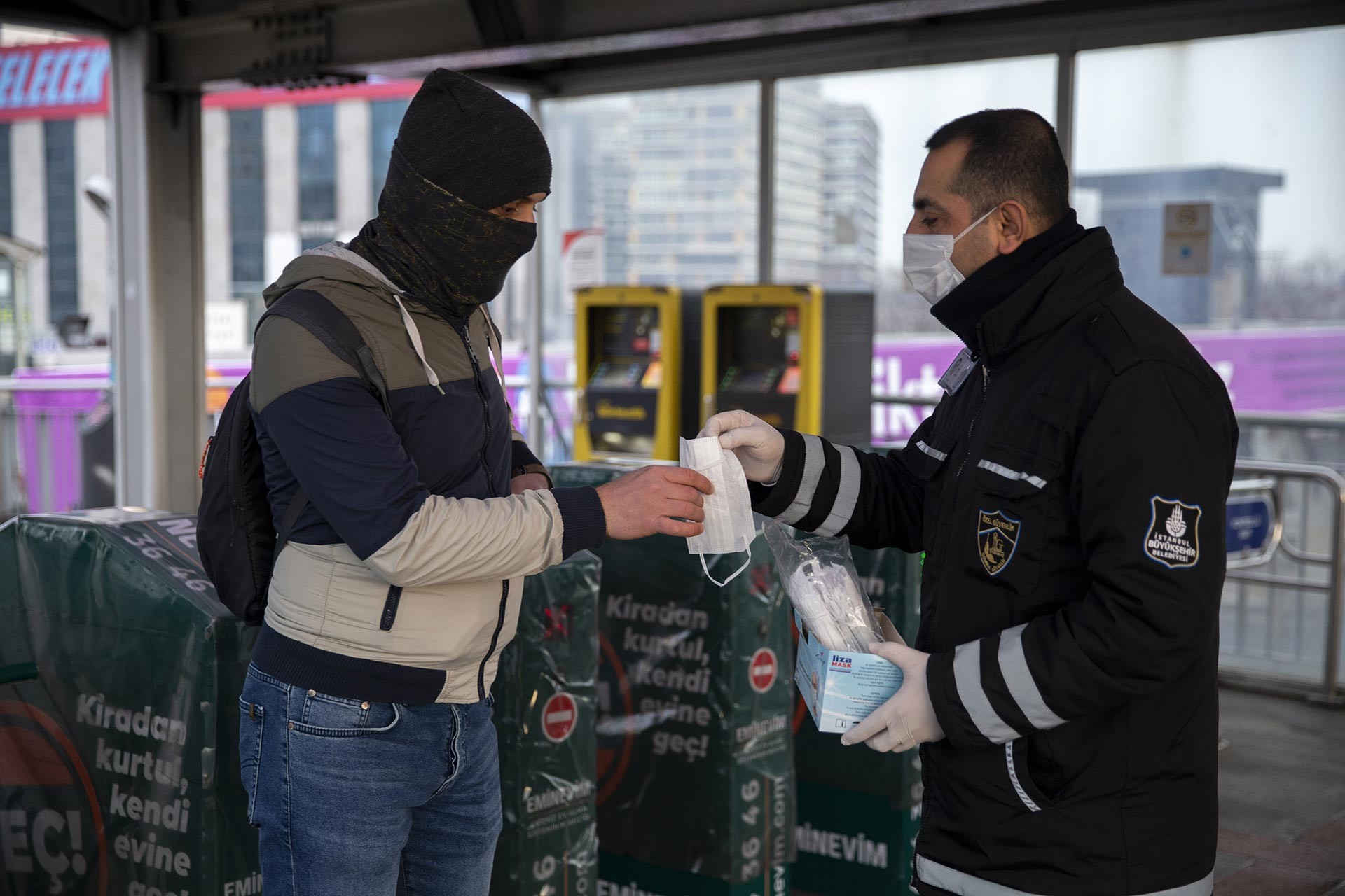 İBB otobüs, metro ve metrobüs girişlerinde ücretsiz maske dağıttı