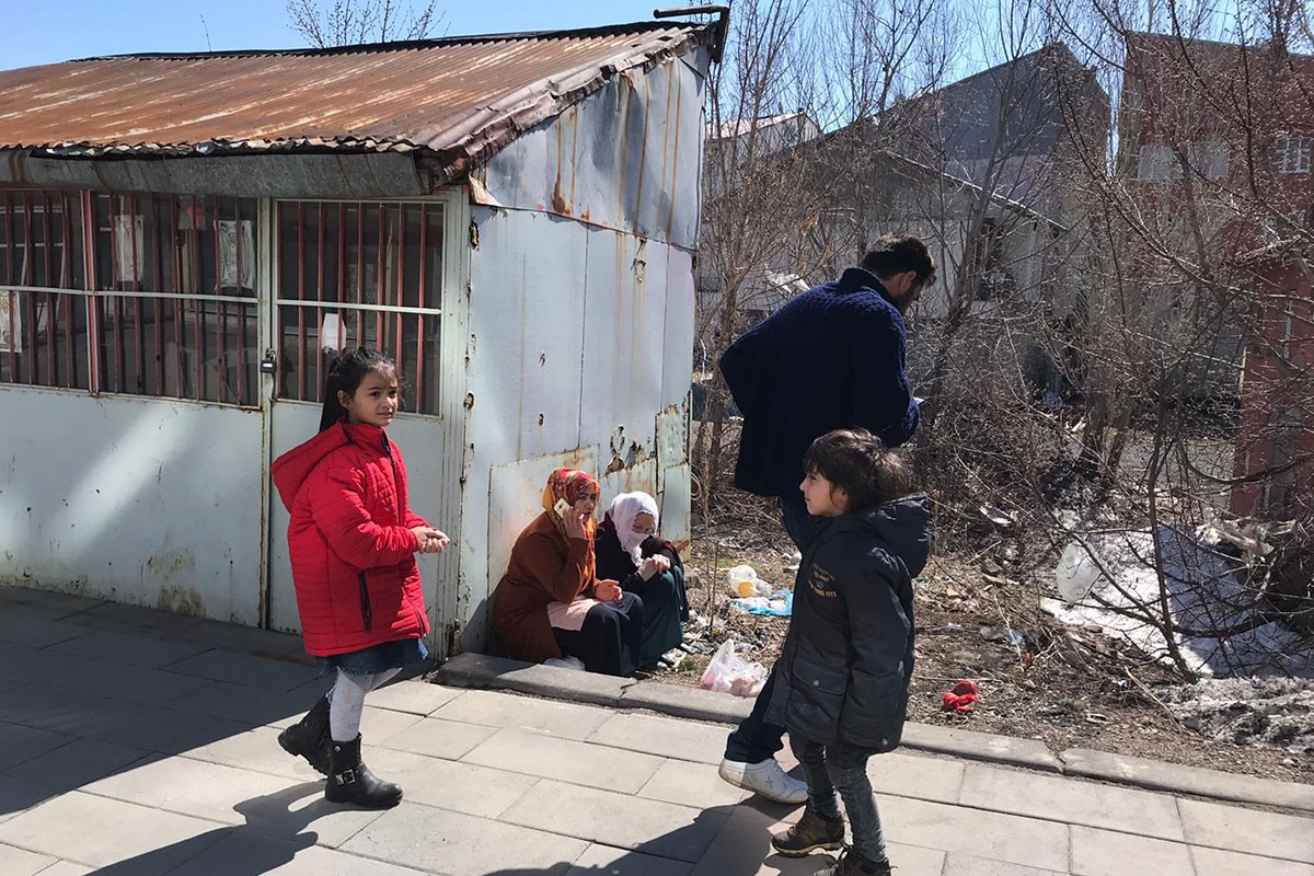 Bingöl'de deprem nedeniyle sokağa çıkan yurttaşlar.