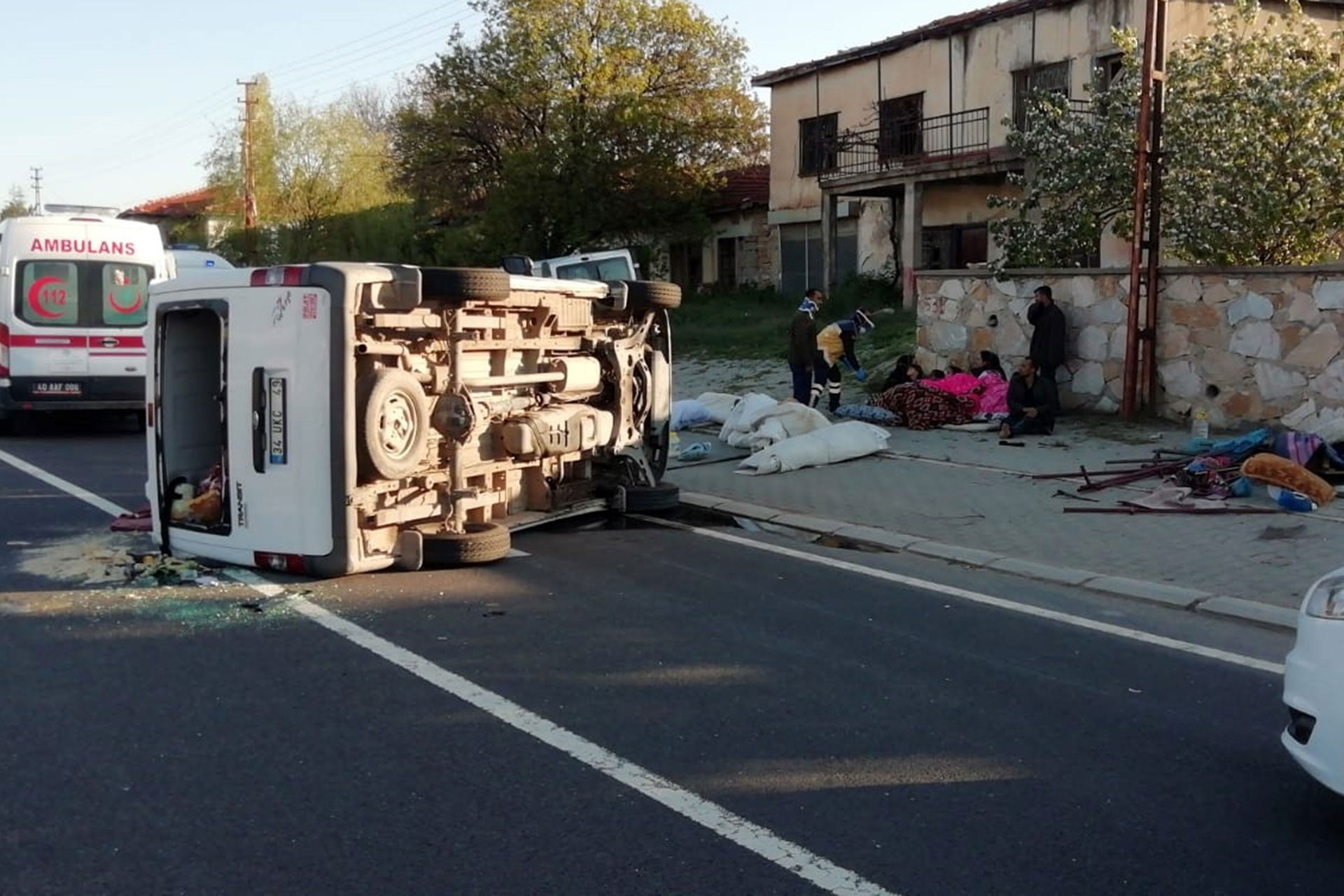 Kırşehir'de mevsimlik tarım işçilerini taşıyan minibüs devrildi: 10 yaralı