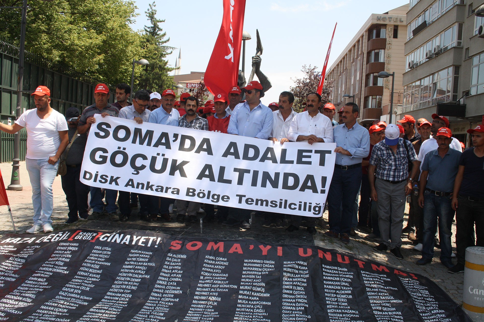 Soma Katliamı'nın 7. yılında "adalet" talebiyle açıklamalar yapıldı