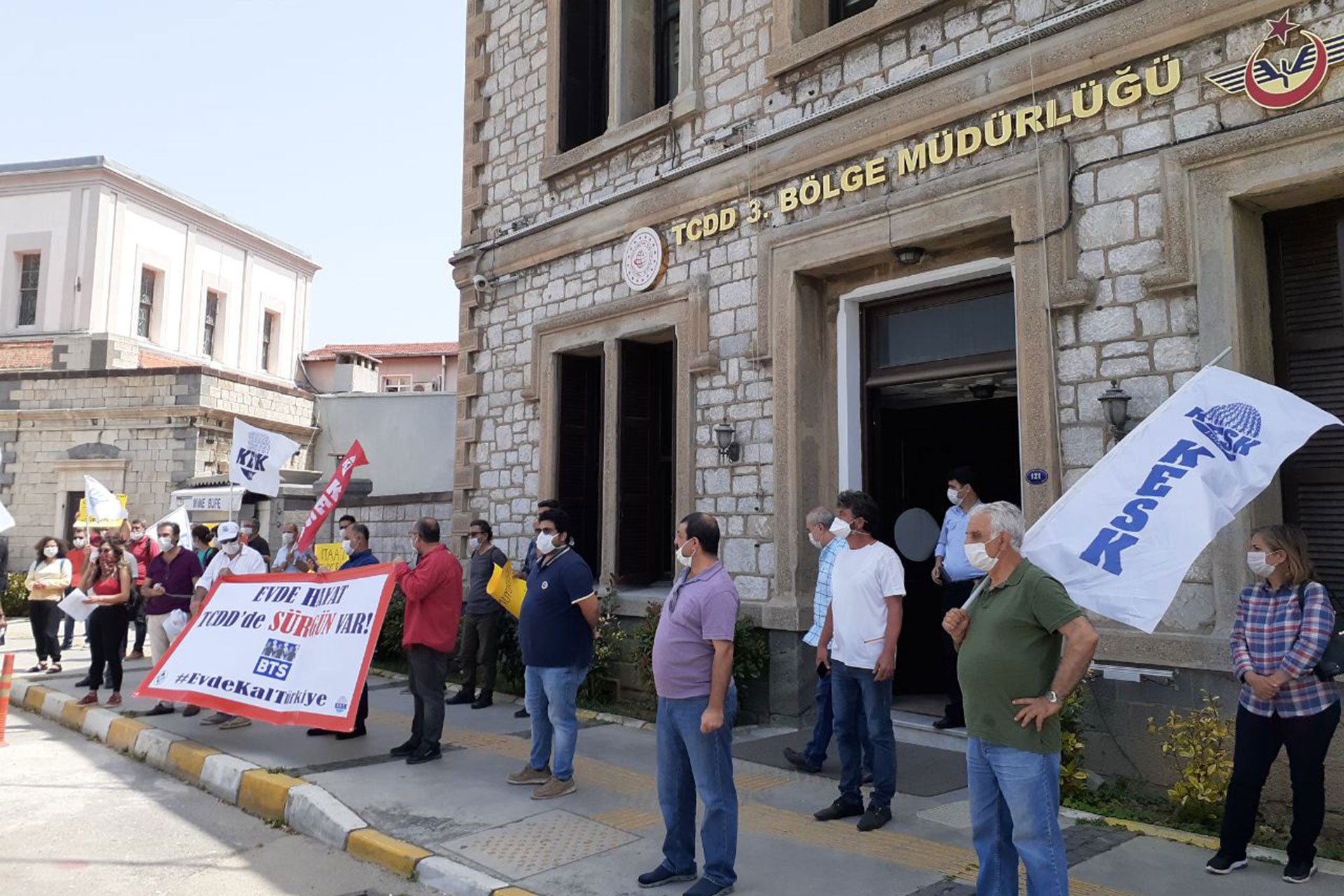 BTS yurt genelinde 84 üyelerinin sürgün edilmesini protesto etti