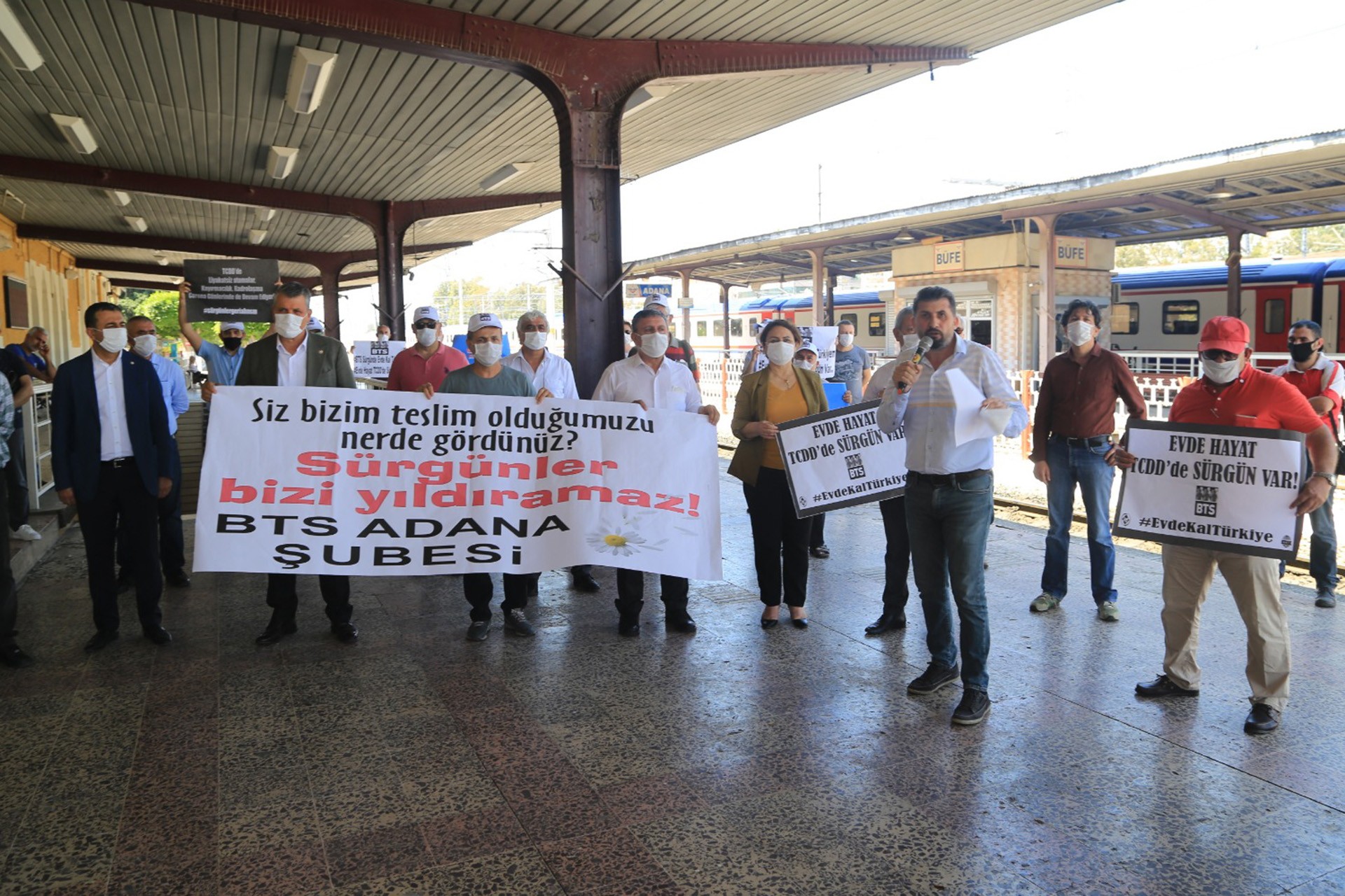 Adana Tren Garında basın açıklaması yapılıyor