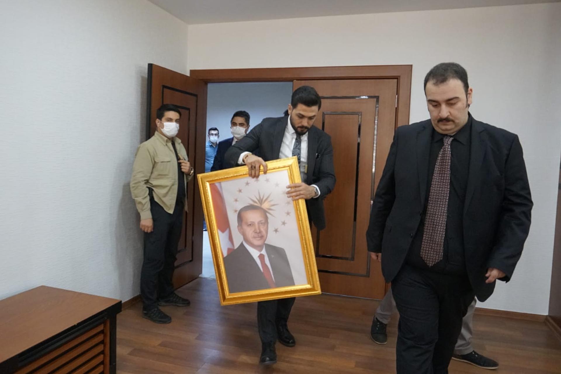 Siirt Belediye Başkanlığı'nda Erdoğan'ın fotoğrafı getiriliyor 