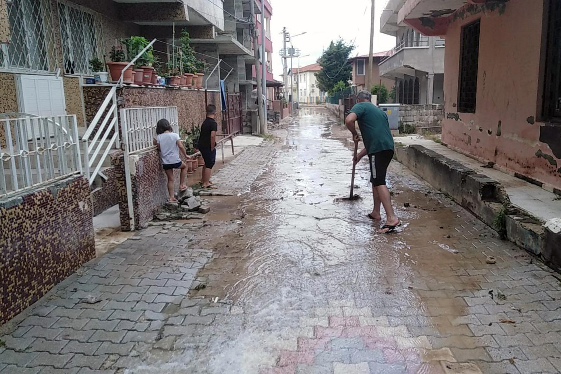 Hatay'da yağmur su baskınlarına neden oldu