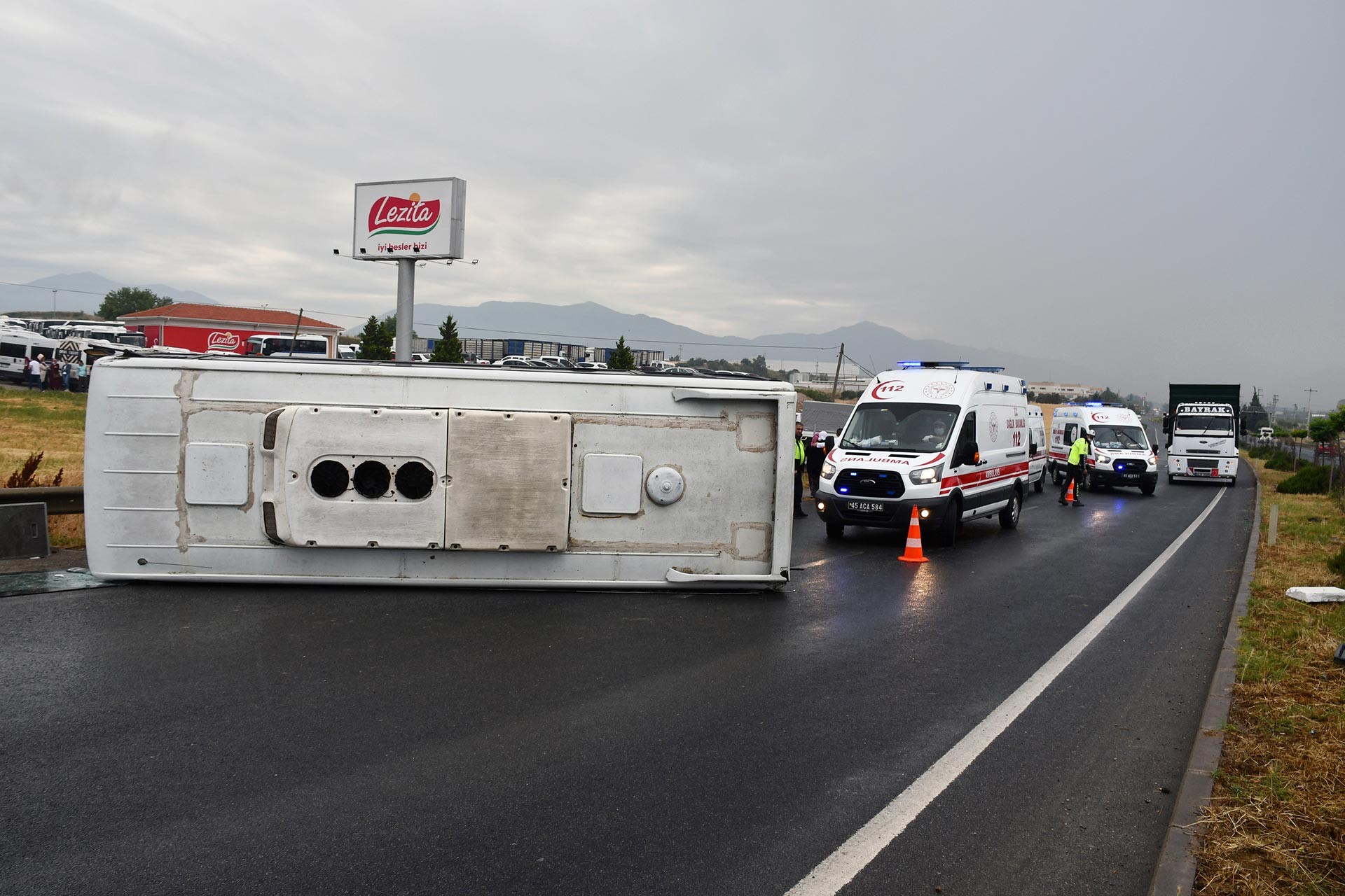 İzmir'de tarım işçilerini taşıyan minibüs devrildi: 5 yaralı